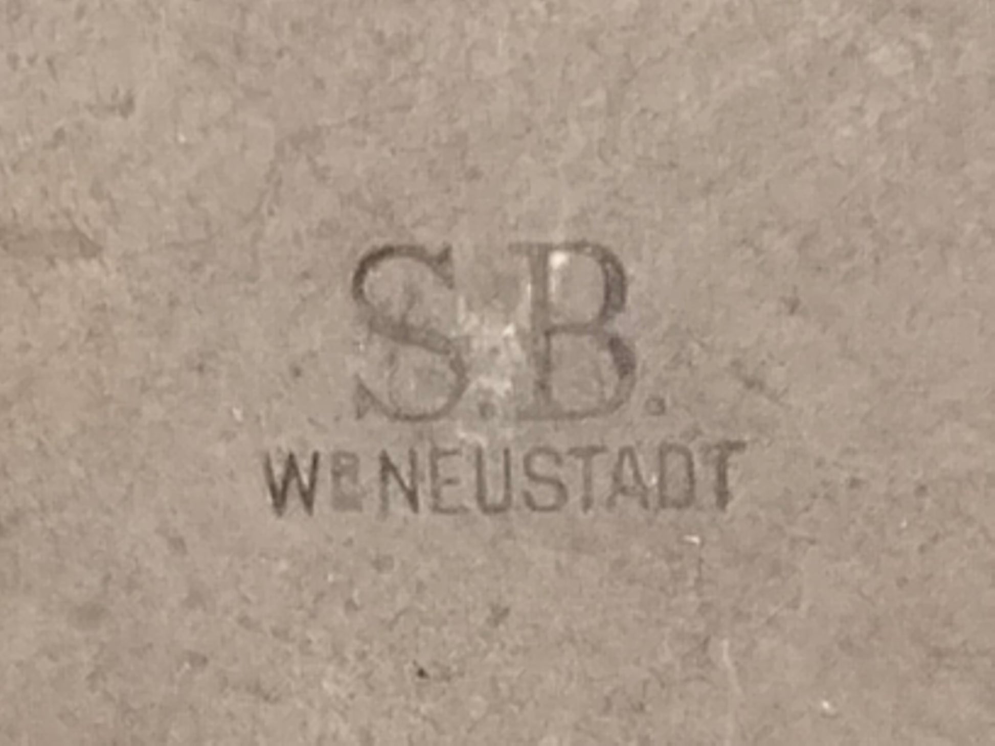 Makro-Aufnahme des eingepraeaten Herstellerstempels S.B. We Neustadt im Kupferboden
