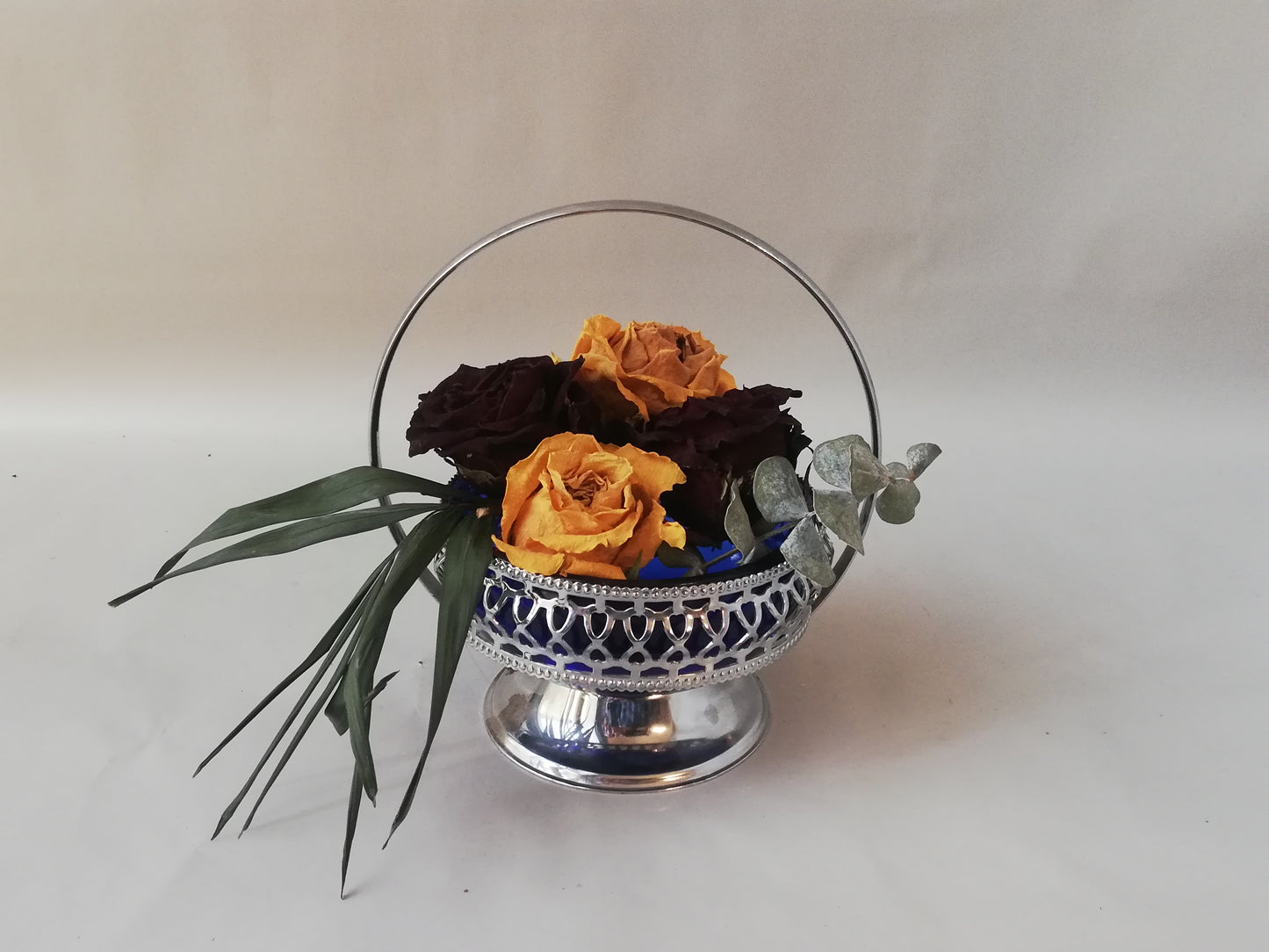 Vintage Glasschale blau mit versilbertem Rahmen mit Blumendekoration.