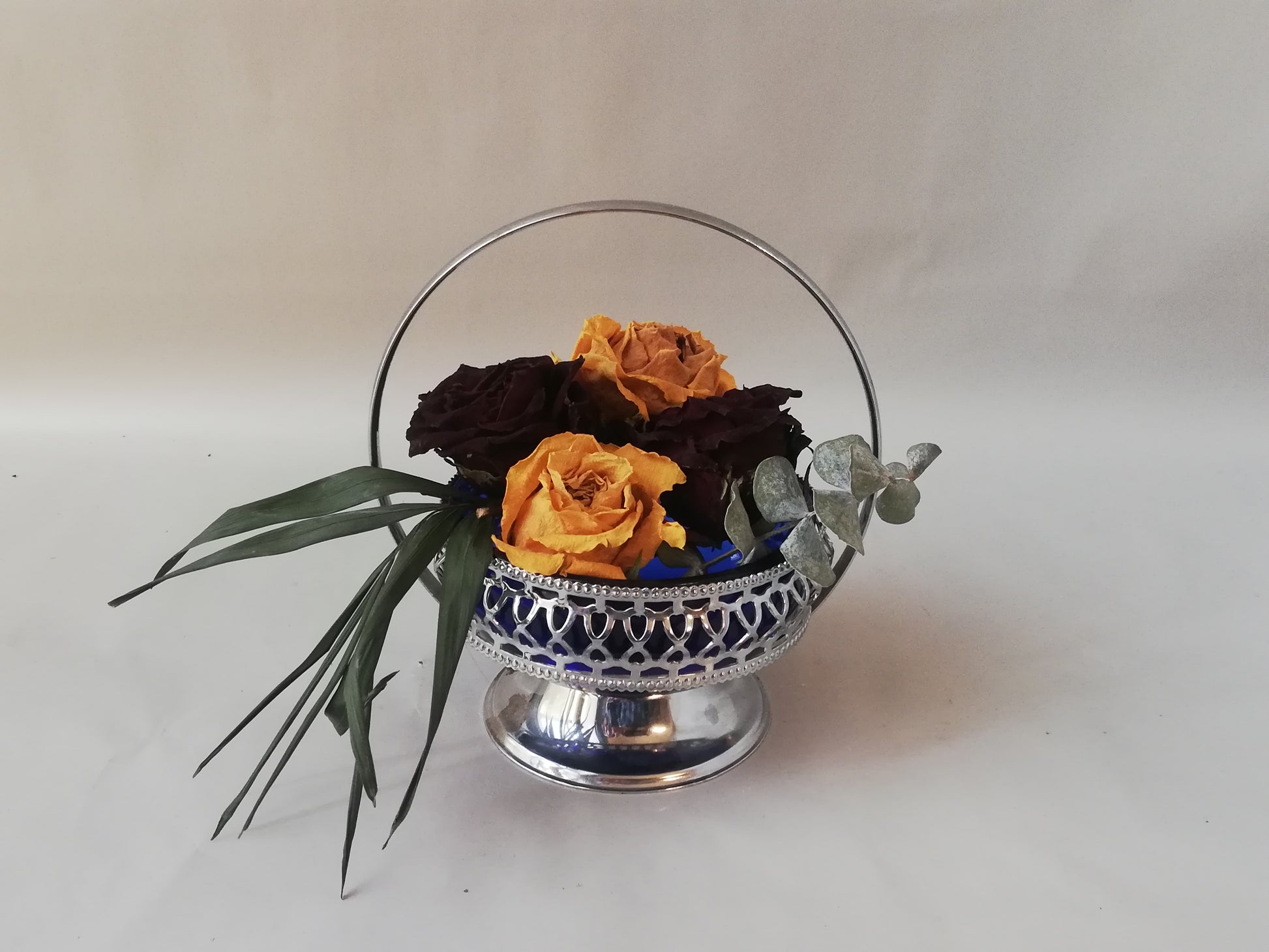 Vintage Glasschale blau mit versilbertem Rahmen mit Blumendekoration.
