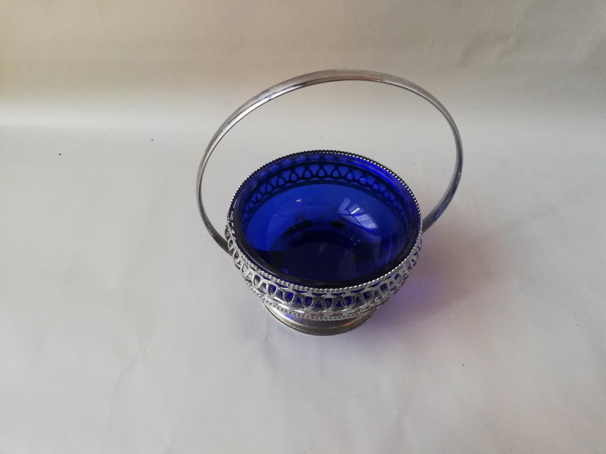 Vintage Glasschale blau mit versilbertem Rahmen. Ansicht von schräg oben.