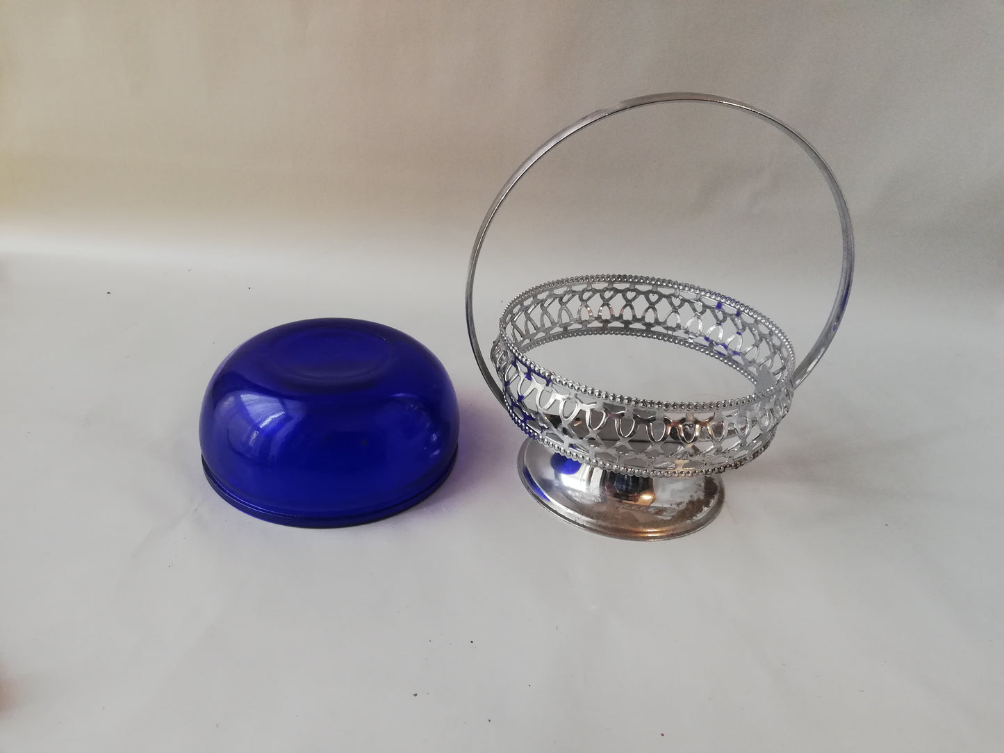 Vintage Glasschale blau mit versilbertem Rahmen. Halterung und blaue Schale getrennt. Schale auf dem Kopf stehend.