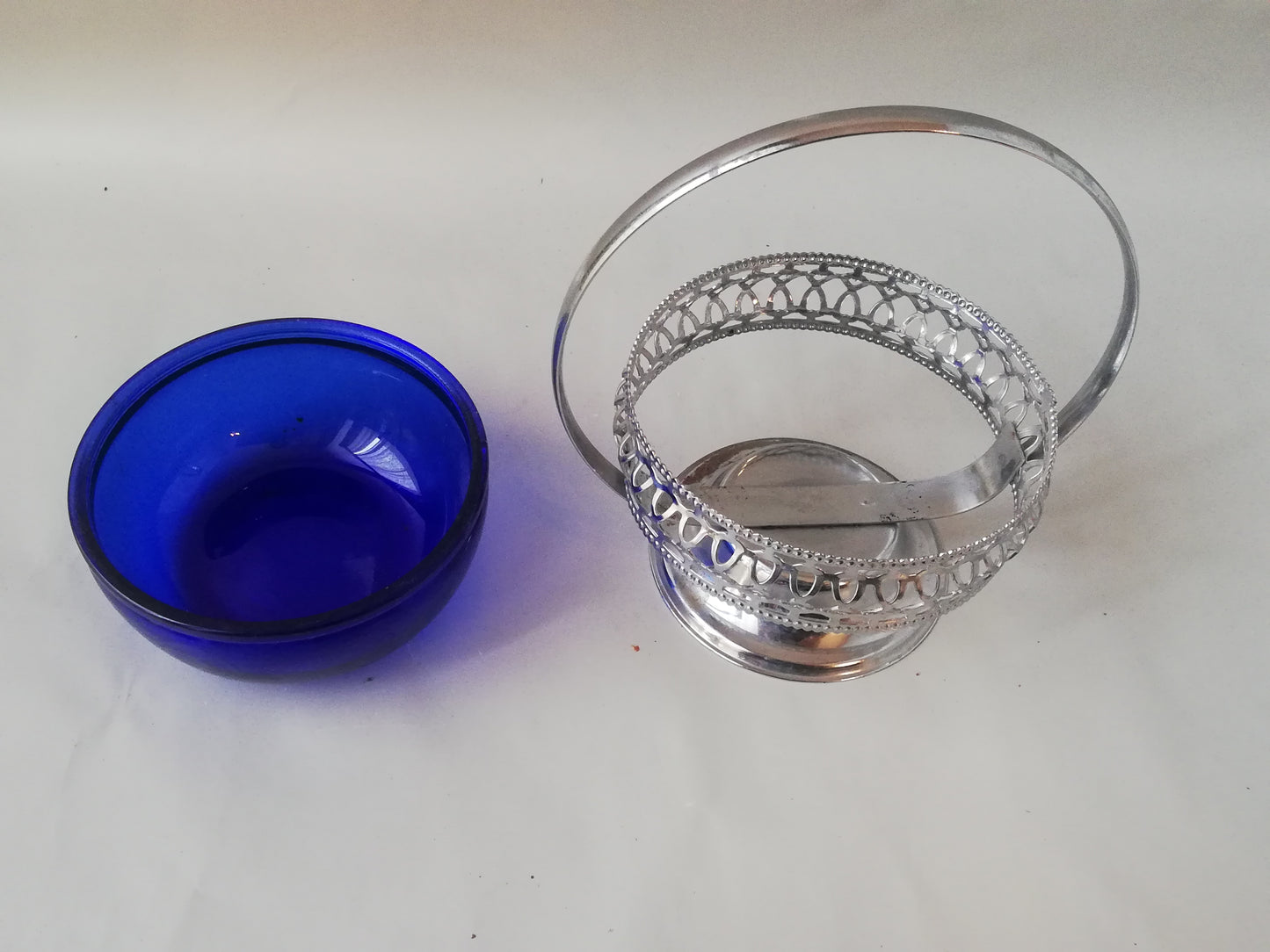 Vintage Glasschale blau mit versilbertem Rahmen. Halterung und blaue Schale getrennt. Schale mit der Öffnung nach oben.