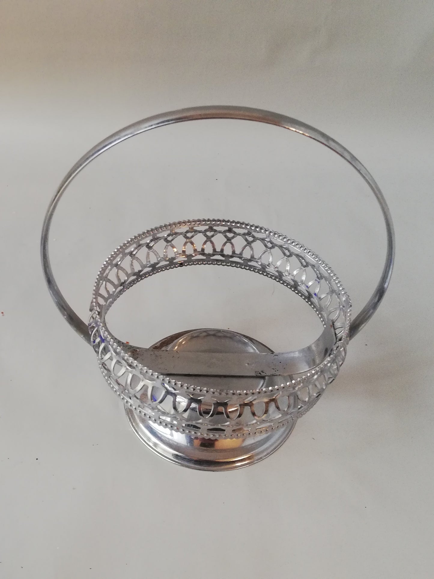 Vintage Glasschale blau mit versilbertem Rahmen. Nur die Halterung wird gezeigt.