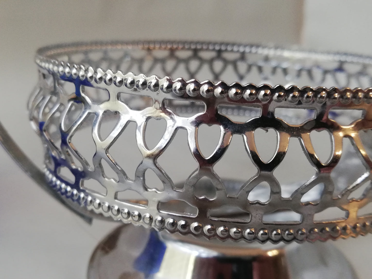 Vintage Glasschale blau mit versilbertem Rahmen. Nahaufnahme des Kelches der silberen Halterung.