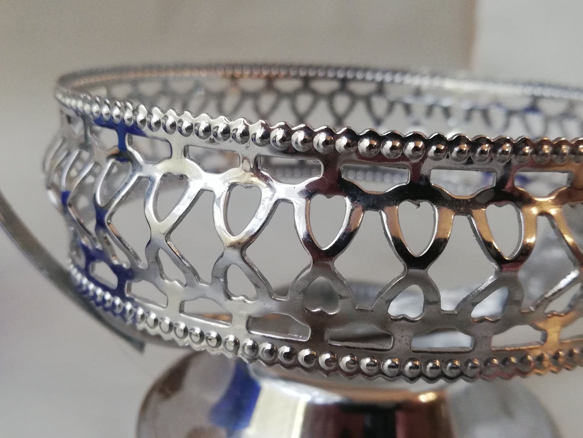 Vintage Glasschale blau mit versilbertem Rahmen. Nahaufnahme des Kelches der silberen Halterung.
