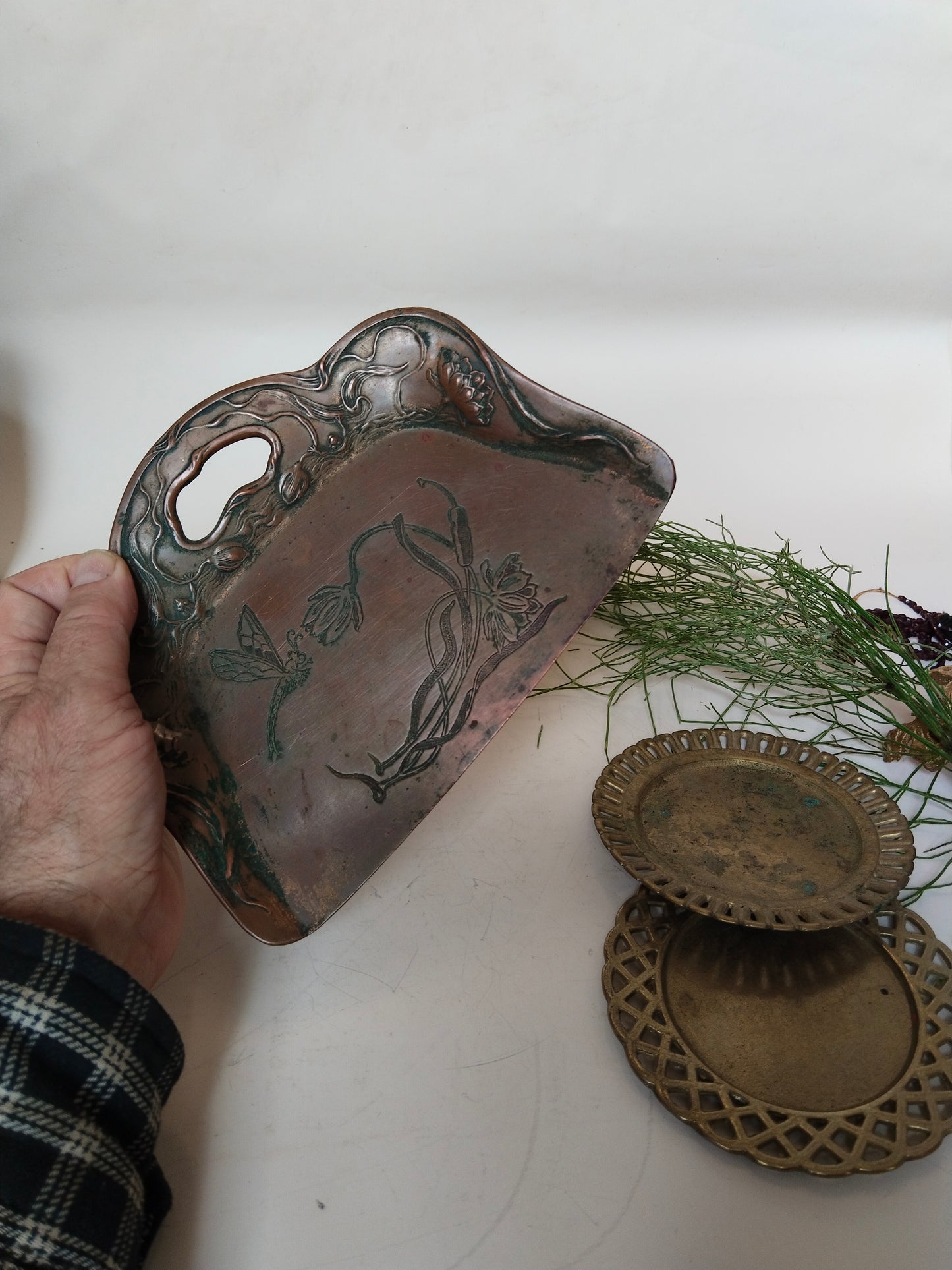 Kupferne Krümelschaufel in der Hand gehalten zum Größenvergleich, 19 cm, antik
