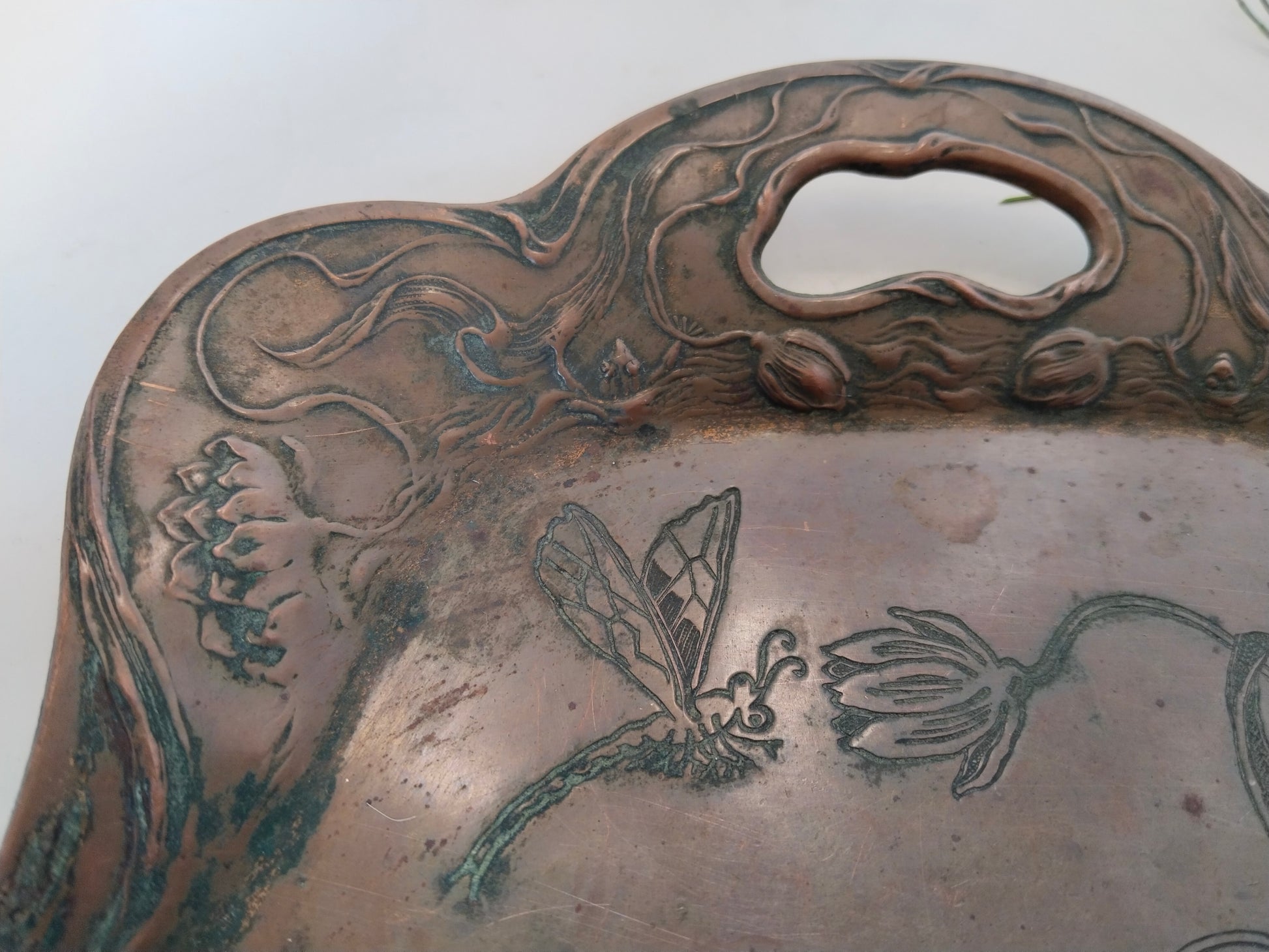 Detail Griffbereich der Kupferschaufel mit getriebenem Libellen- und Froschmotiv, Jugendstil
