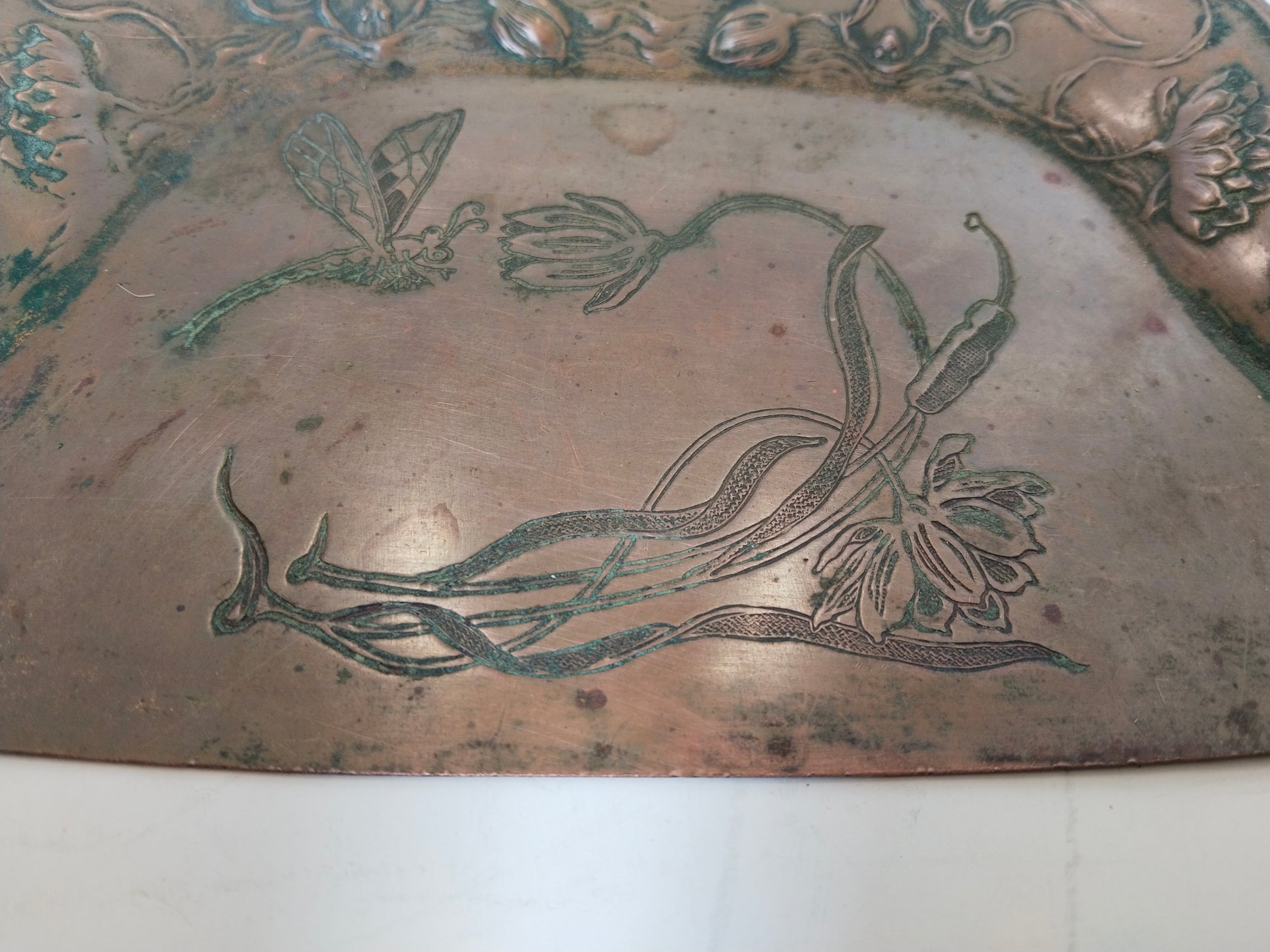 Detail geätzte Libelle, Rohrkolben und Wasserblume auf Kupfer, Jugendstil
