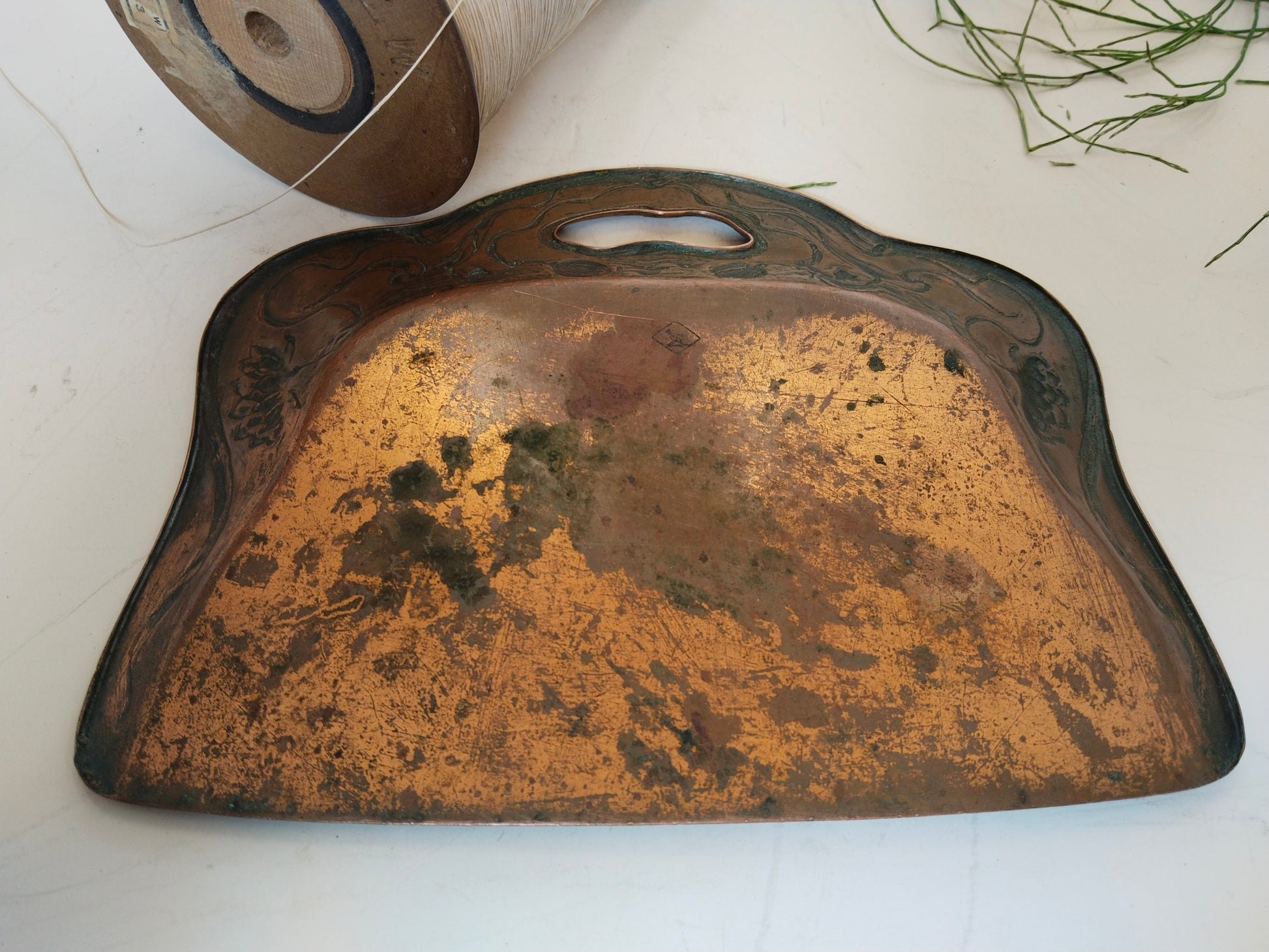 Rückseite der Kupfer-Kehrschaufel mit warmer Patina und Altersspuren
