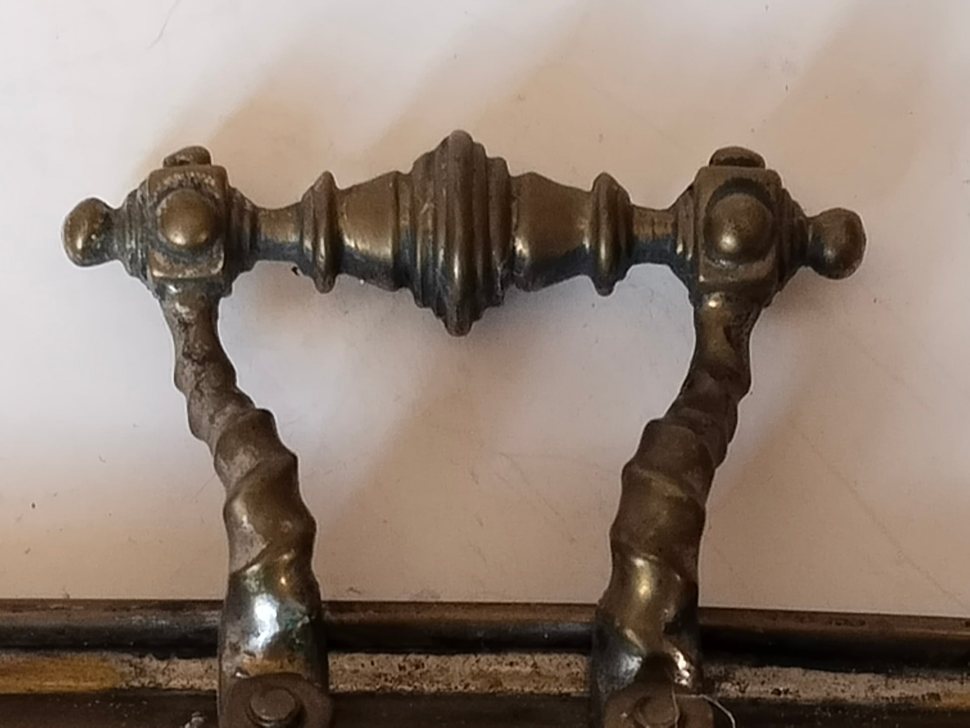 Vintage Kehrschaufel aus Messing von oben, viele kleine Dellen sichtbar