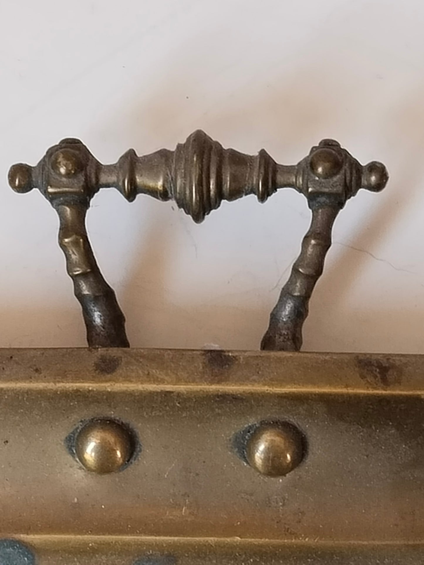 Warme Patina und Grünspanspuren auf der Messingfläche, Detail