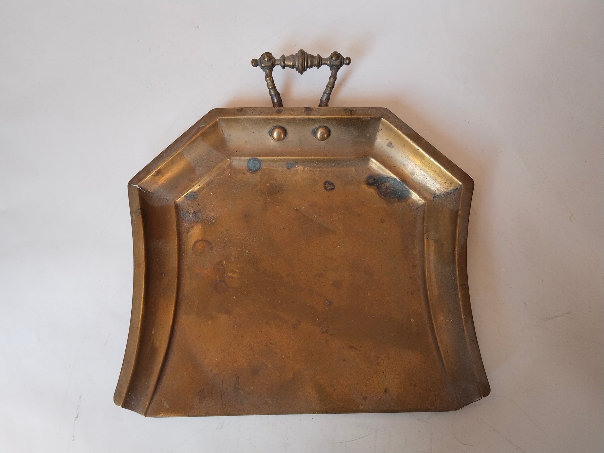 Ecke der Krümelschaufel mit abgeschrägtem Rand und Patina