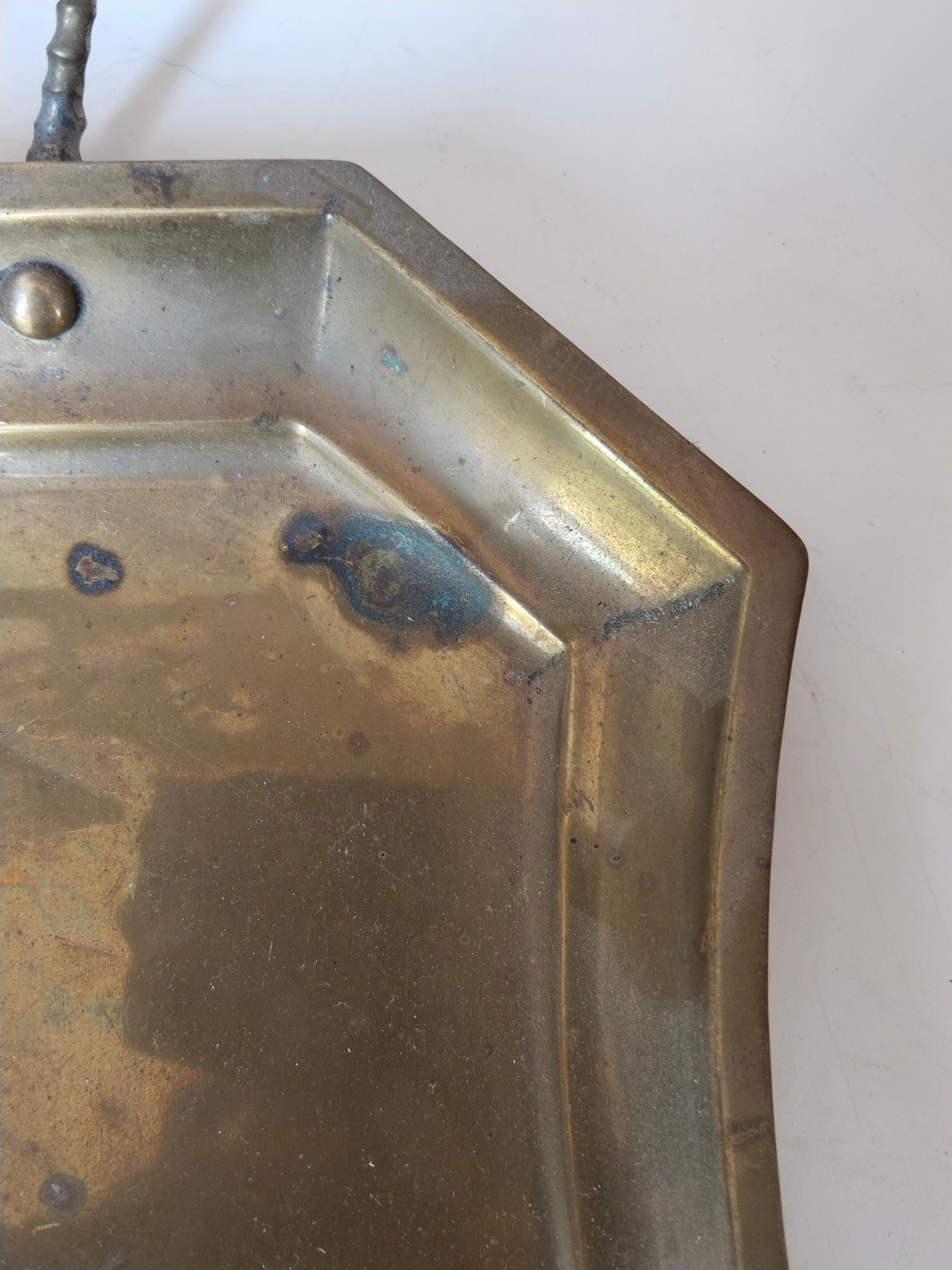 Griffbefestigung mit Messingnieten, Nahaufnahme Silent Butler