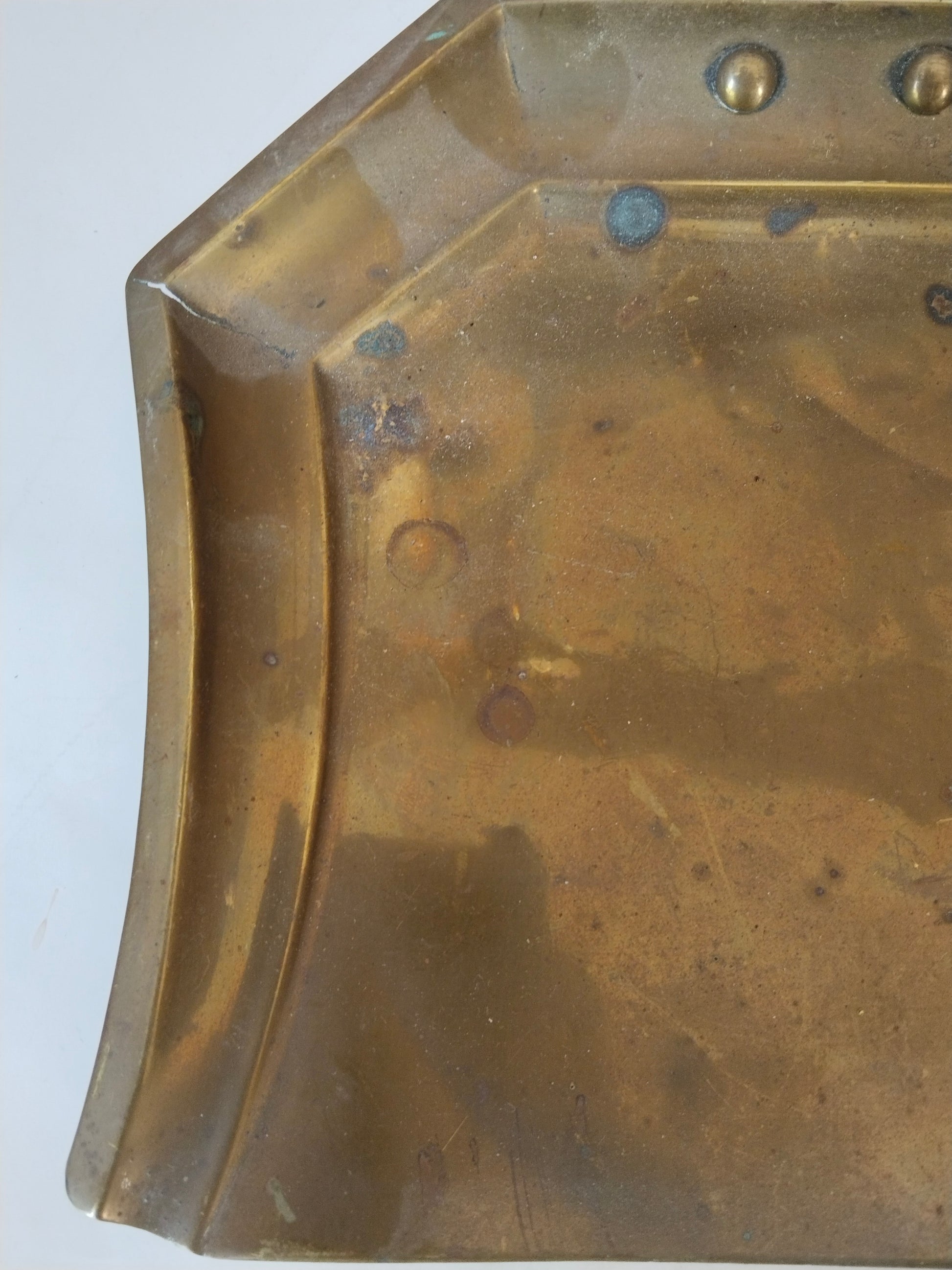 Seitenansicht der flachen Messing-Krümelschaufel, Höhe 1,8 cm
