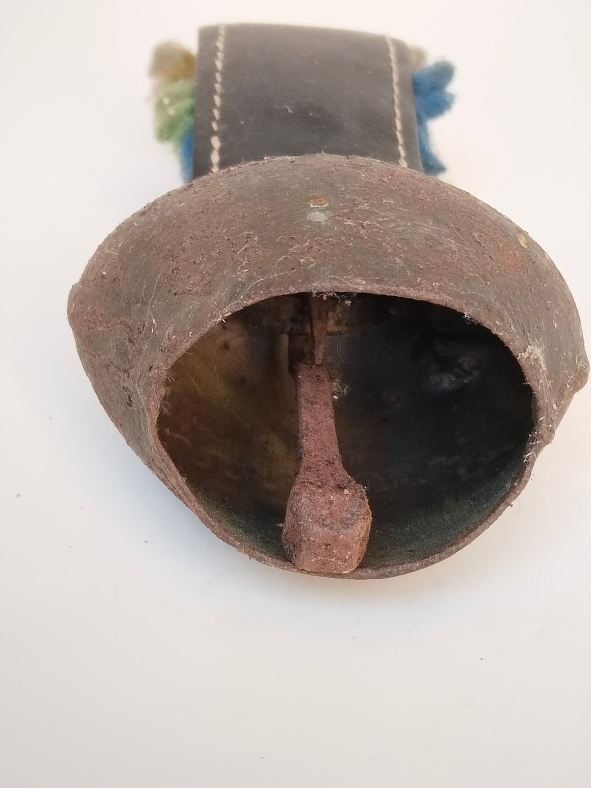 Vintage Almglocke von oben mit sichtbarem Eisen-Klöppel im Inneren
