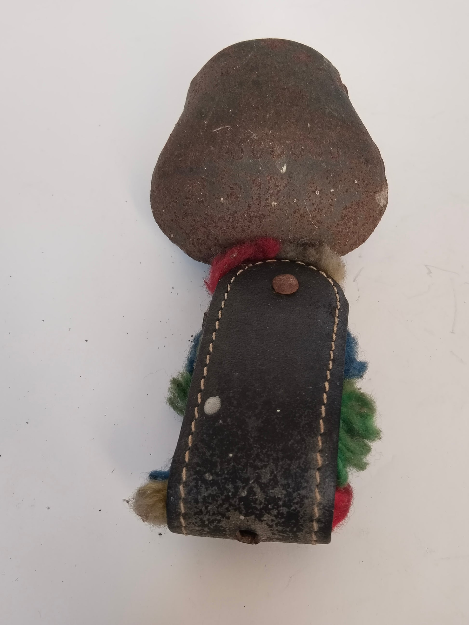Rückseite der Vintage Kuhglocke mit genietetem Lederriemen
