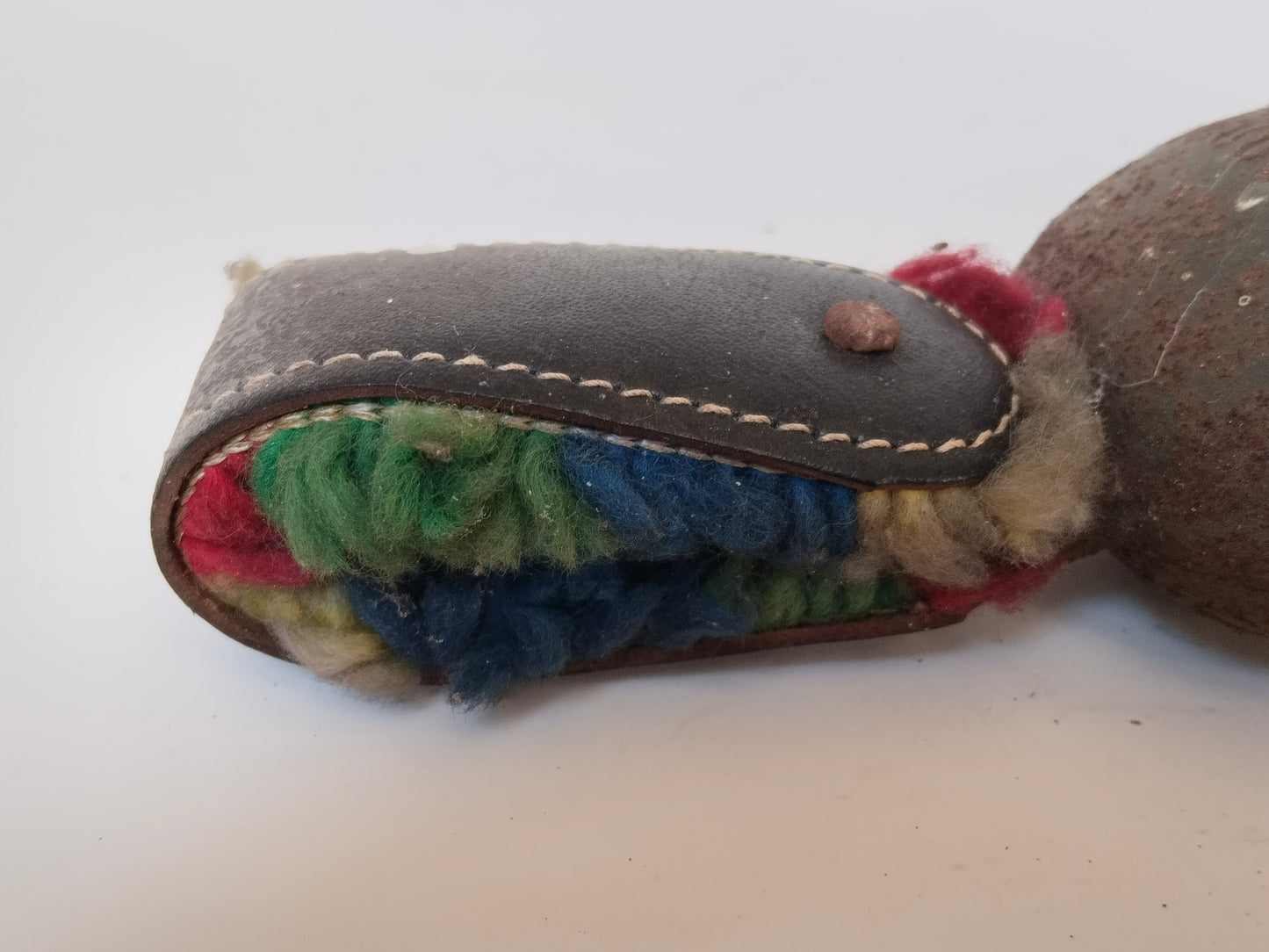 Detailaufnahme der bunten Wollquaste in Rot, Grün und Blau
