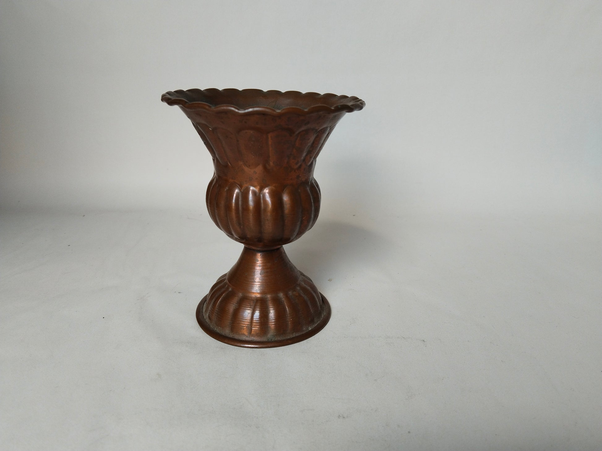 Vintage Kupfervase in Kelchform mit Wellenkragen und ornamentalem Standfuß, Gesamtansicht, osmanischer Stil, Österreich
