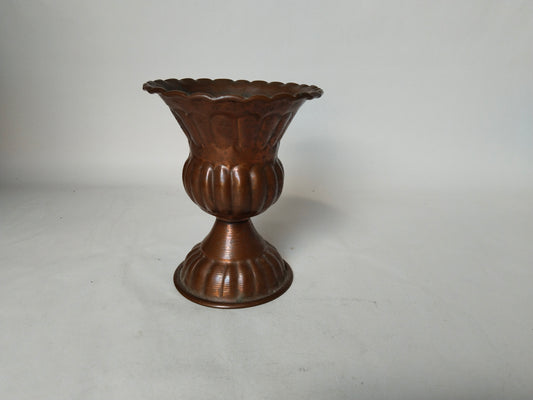 Vintage Kupfervase in Kelchform mit Wellenkragen und ornamentalem Standfuß, Gesamtansicht, osmanischer Stil, Österreich
