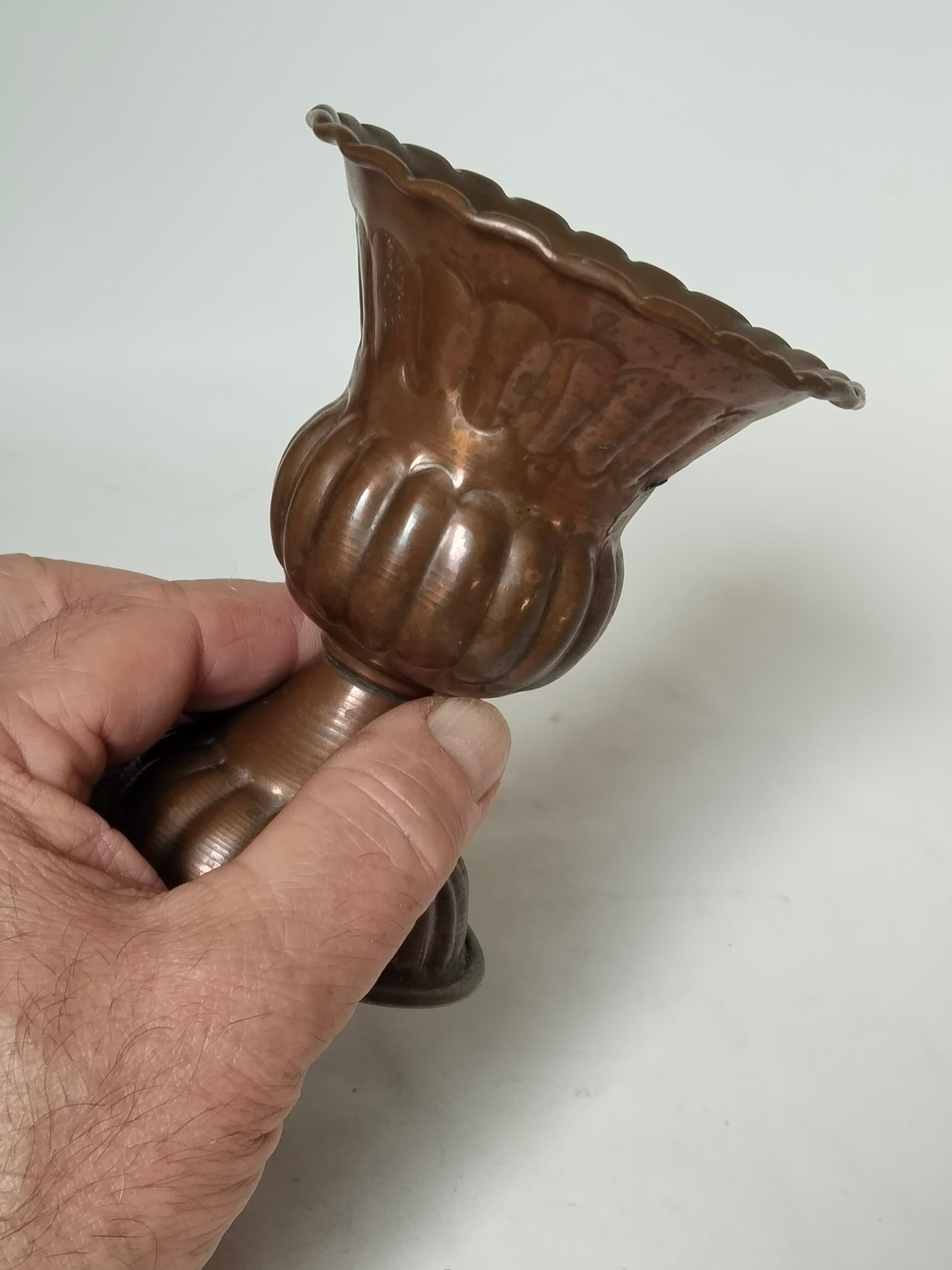 Maßstabsvergleich – Kupfervase in der Hand gehalten, Größen- und Gewichtsreferenz, leichte Kupferblech-Vase Vintage

