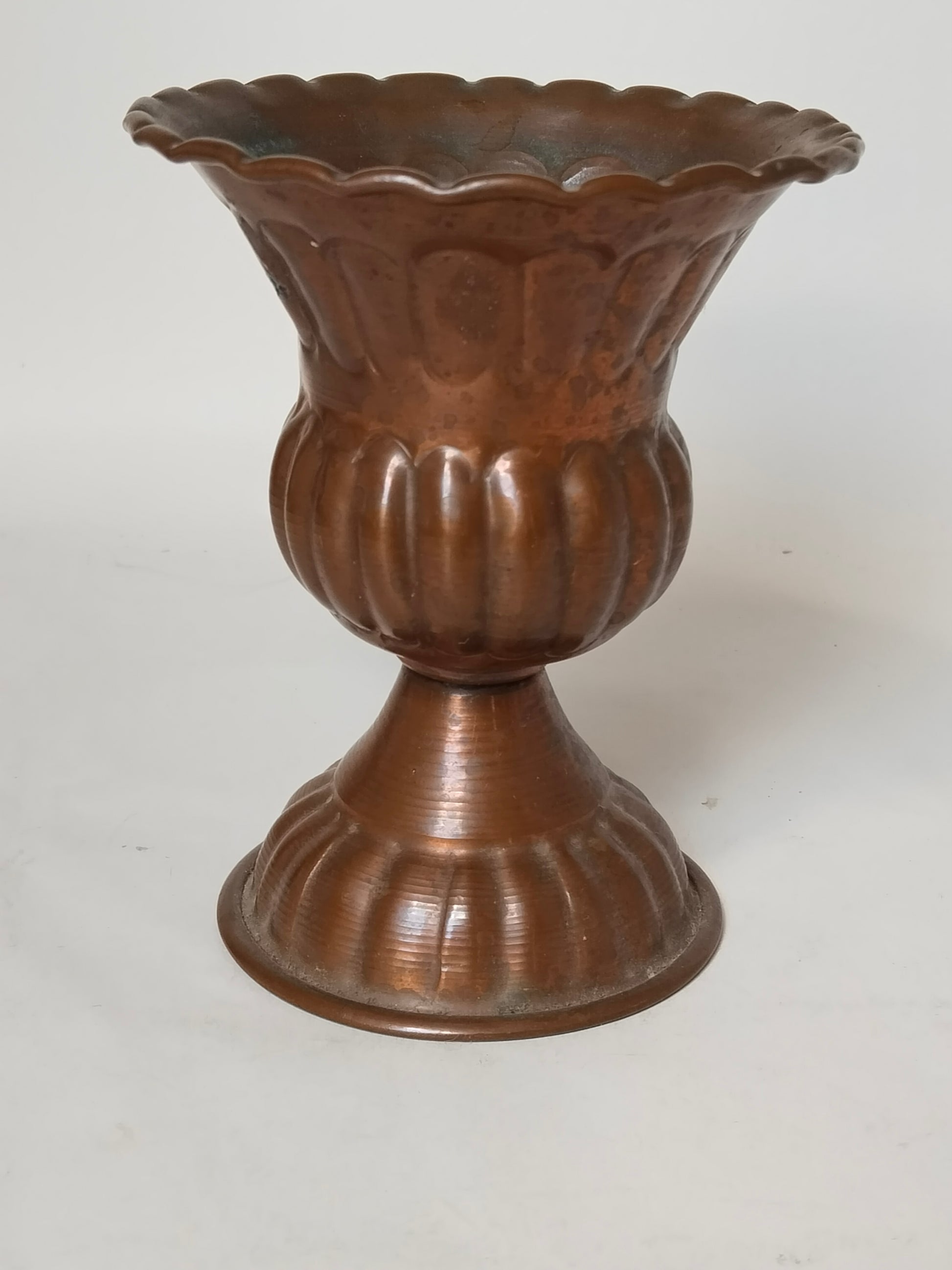 Kupfervase Kelchform Frontansicht – Wellenkragen, geriffelte Gefäßwand, Standfuß, warme Kupferrotbraun-Patina Vintage
