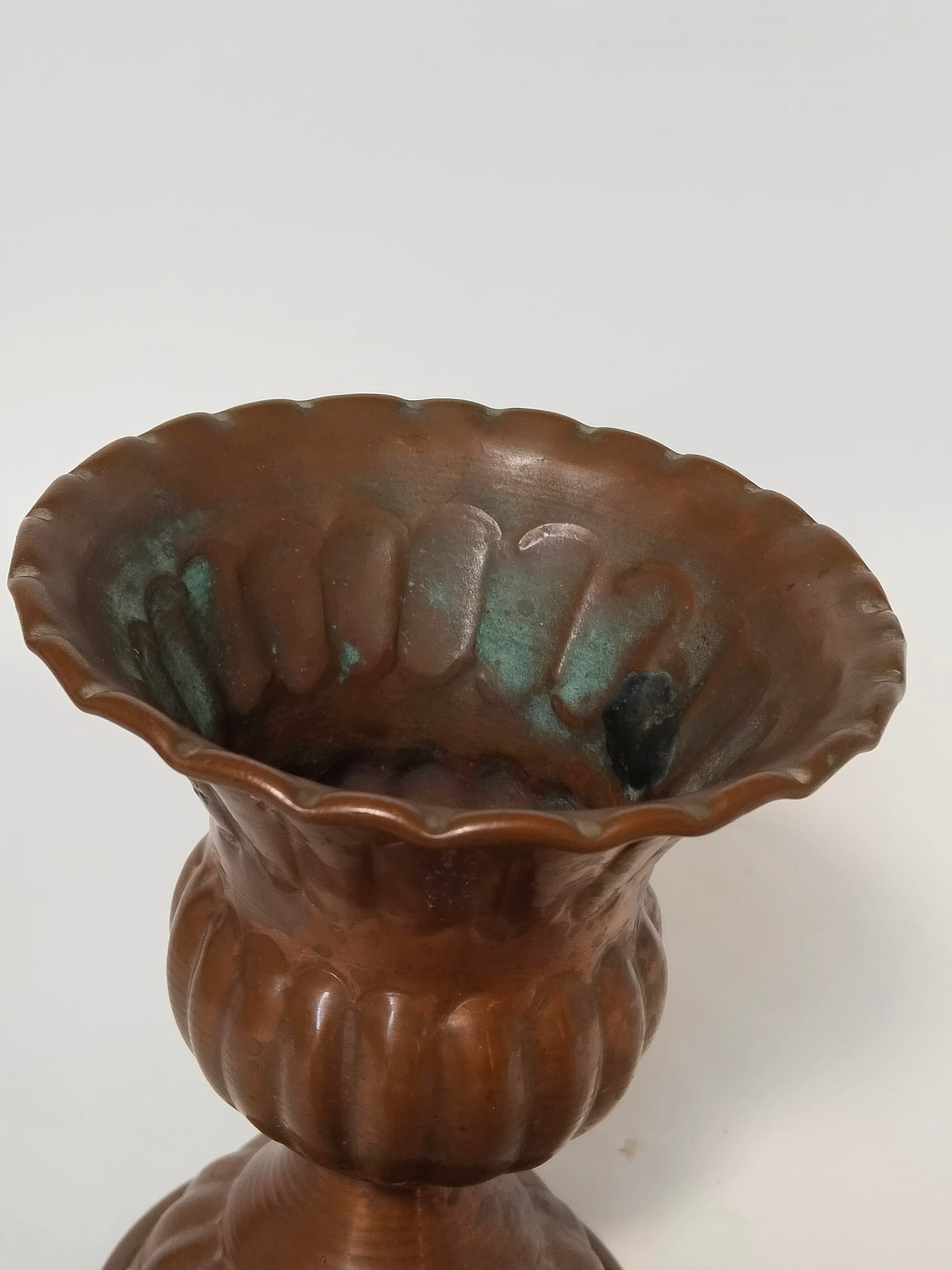 Detailaufnahme Wellenkragen und Öffnung – natürliche Grünpatina (Verdigris) innen sichtbar, Kupferblech Vintage Vase