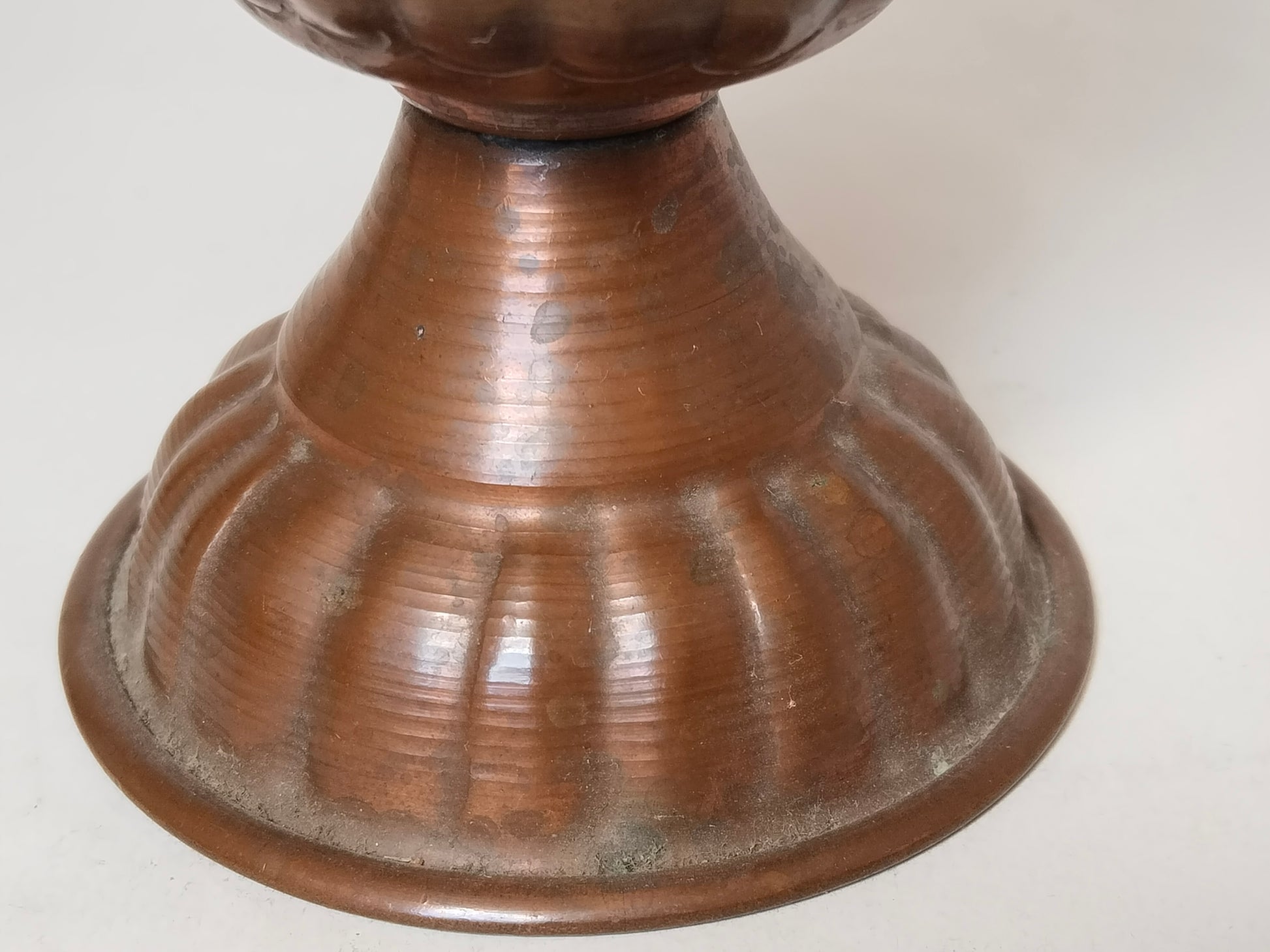 Detailaufnahme Standfuß der Kupfervase – geriffelte Basis, Patina am Sockelrand, Kupfer Vintage Dekorvase
