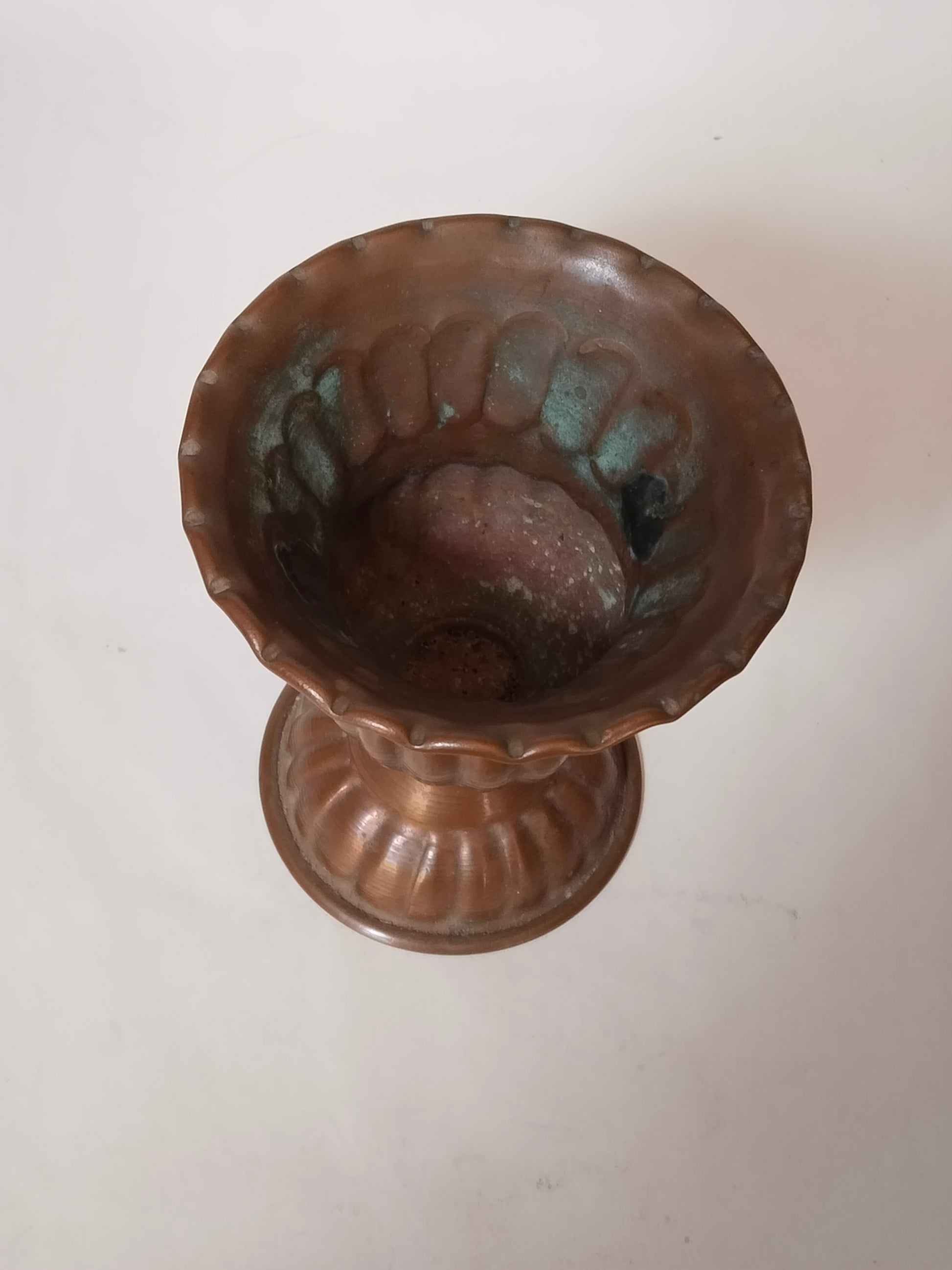 Kupfervase von oben – Blick in die Öffnung, Verdigris-Patina innen, Wellenkragen von oben, Vintage Kupfer
