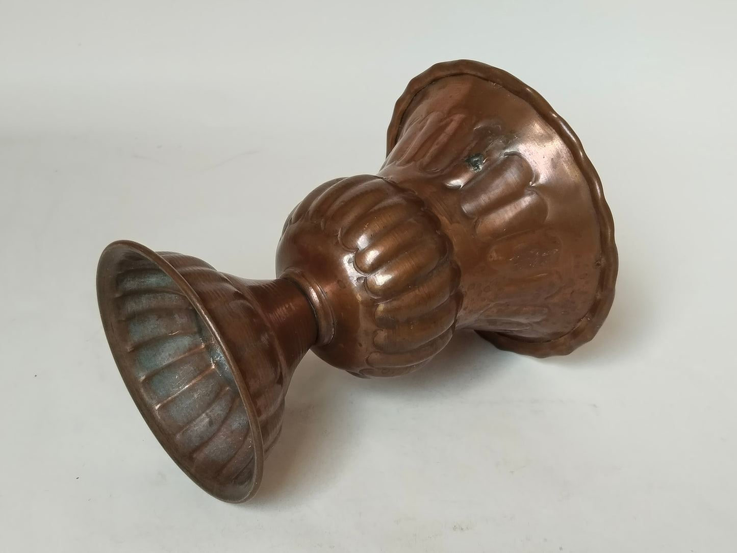 Kupfervase liegend – Seitenansicht der Gesamtform, Kupferblech Kelchvase, Grünpatina sichtbar
