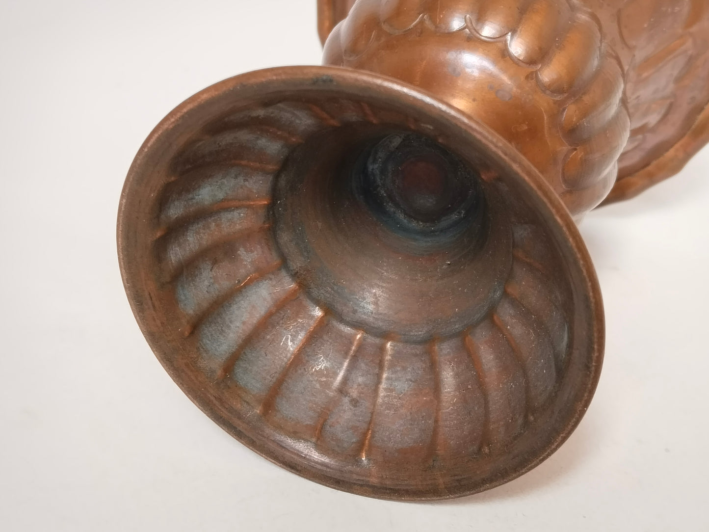 Unterseite der Kupfervase – Innenseite des Standfußes, Kupferblech-Konstruktion, Vintage Dekorvase Österreich
