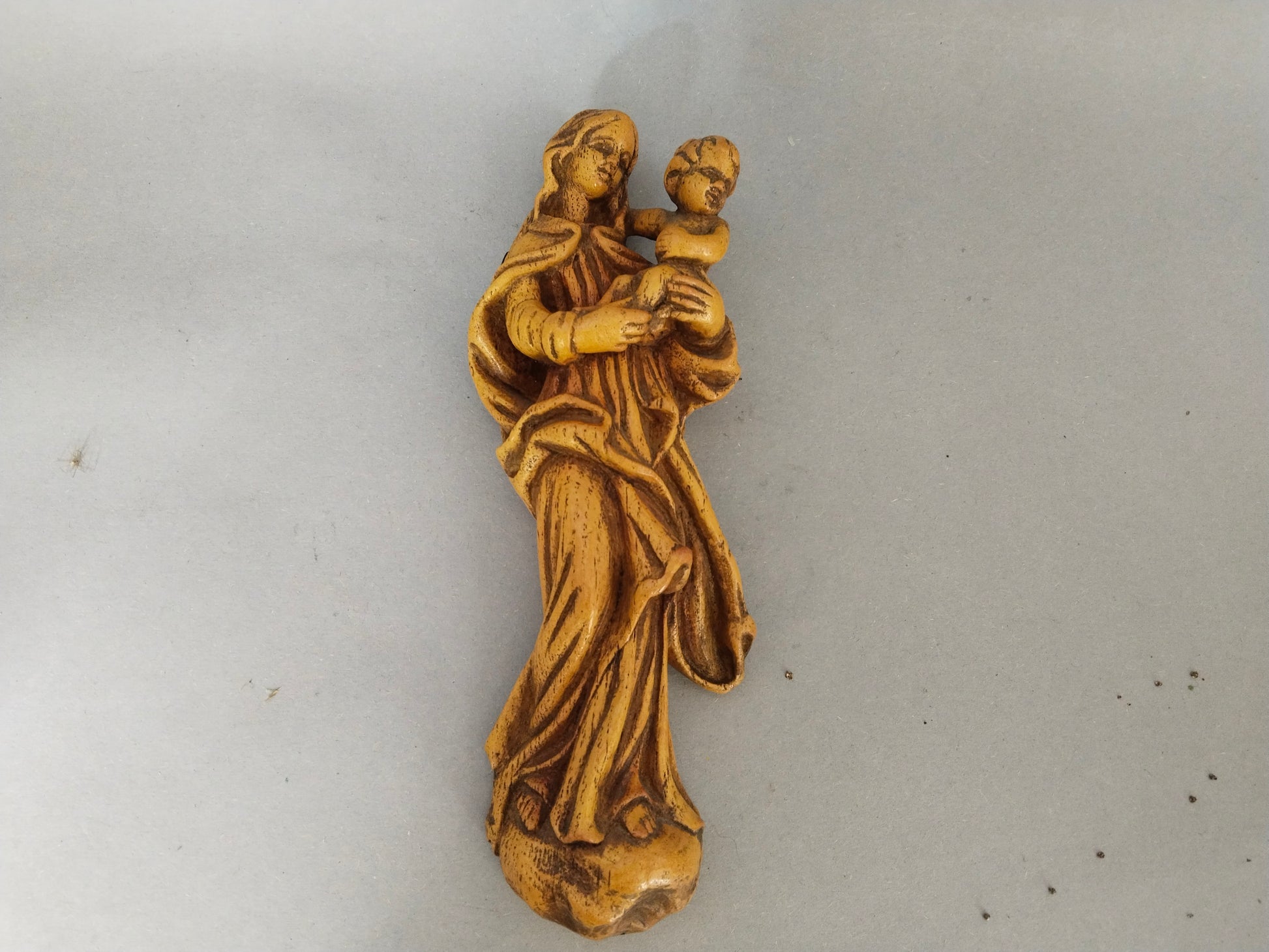 Handgeschnitzte Madonna mit Kind, Holzfigur 1954, Gesamtansicht von vorne