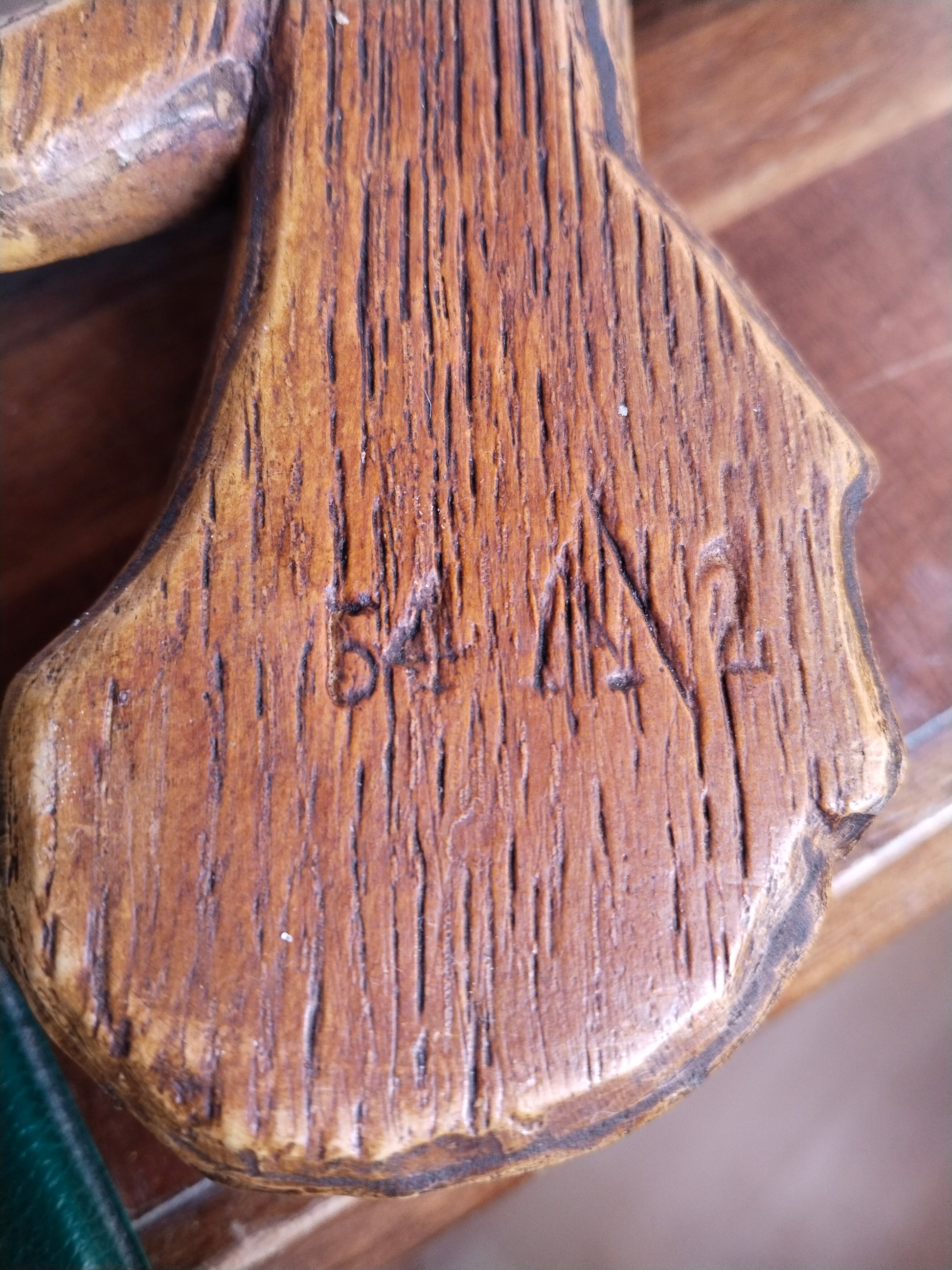 Detailaufnahme Bodenmarkierung mit Jahreszahl 1954