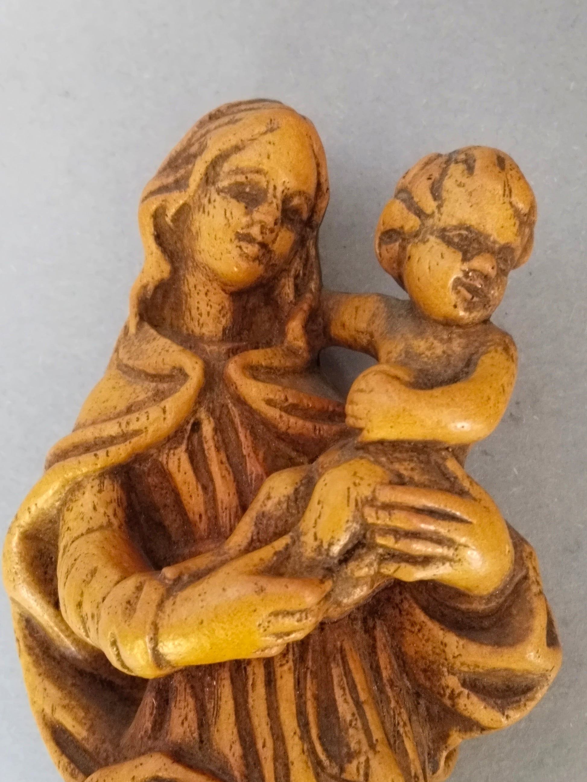 Detailaufnahme Gesichter Madonna und Jesuskind, handgeschnitzt