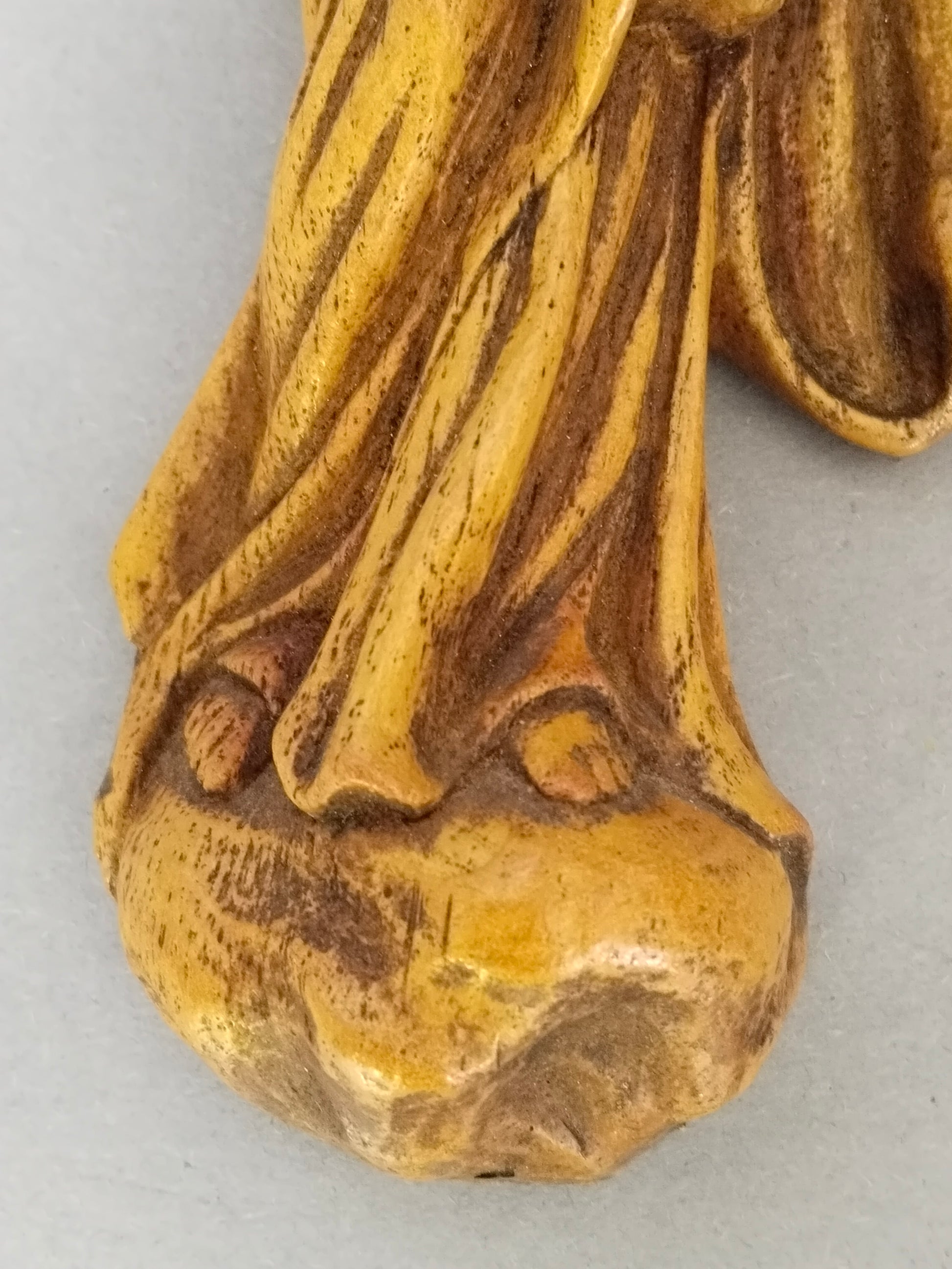 Detailaufnahme Sockel und Füße der Madonna
