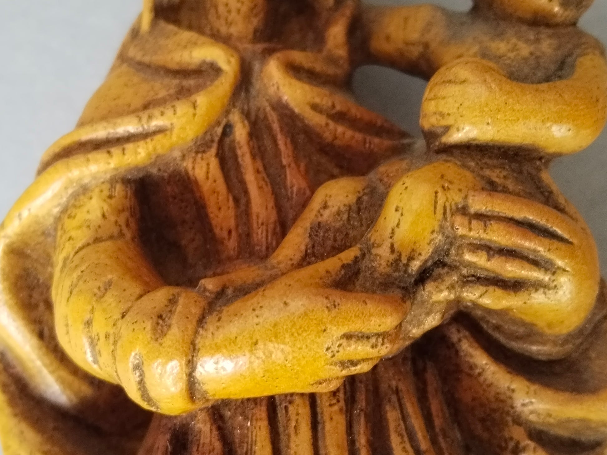 Detailaufnahme Hände der Madonna mit Jesuskind