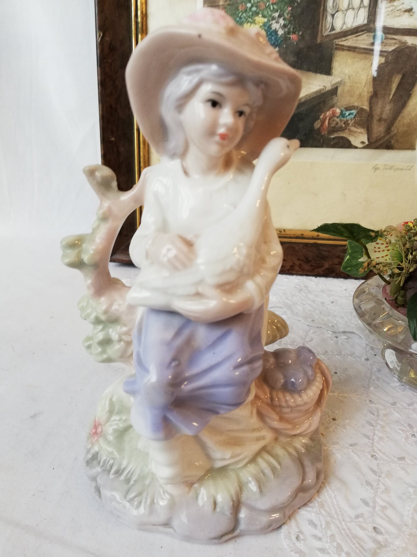 Porzellanfigur Mädchen mit Gans auf Stein