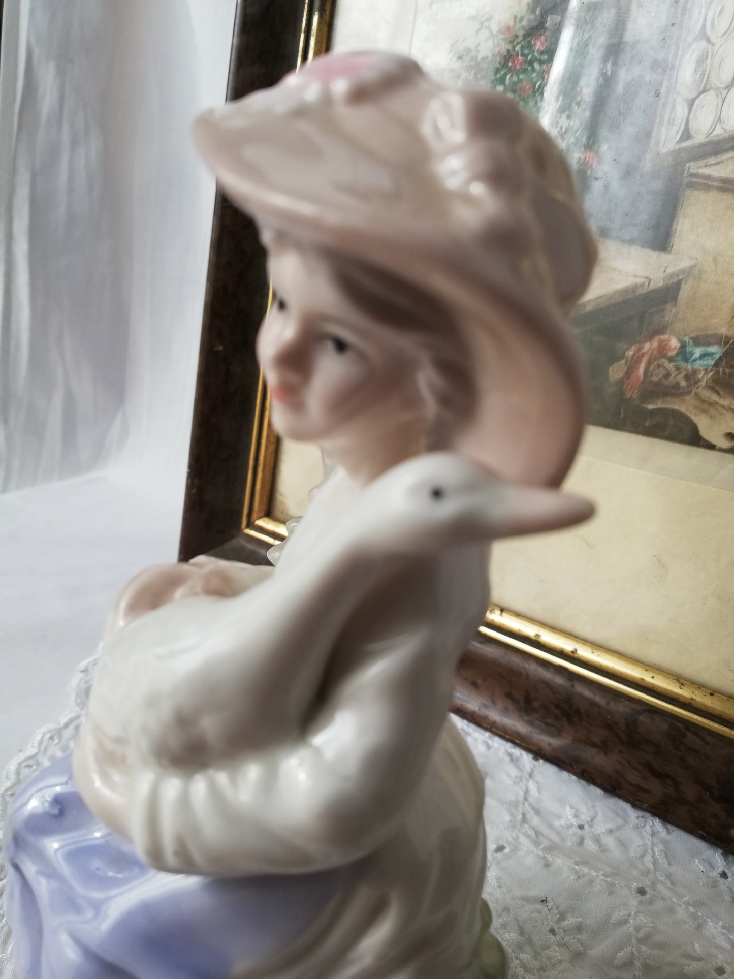 Porzellanfigur Mädchen mit Gans auf Stein. Nahaufnahme Gans.
