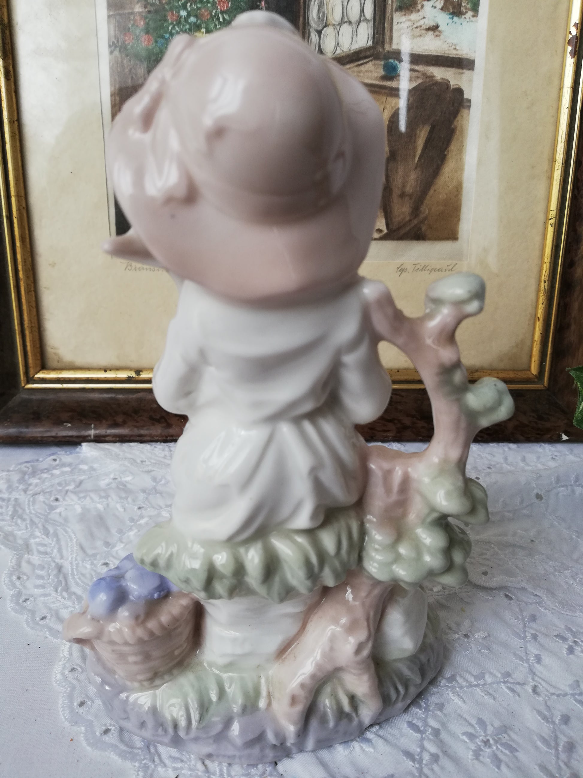 Porzellanfigur Mädchen mit Gans auf Stein. Ansicht von hinten.