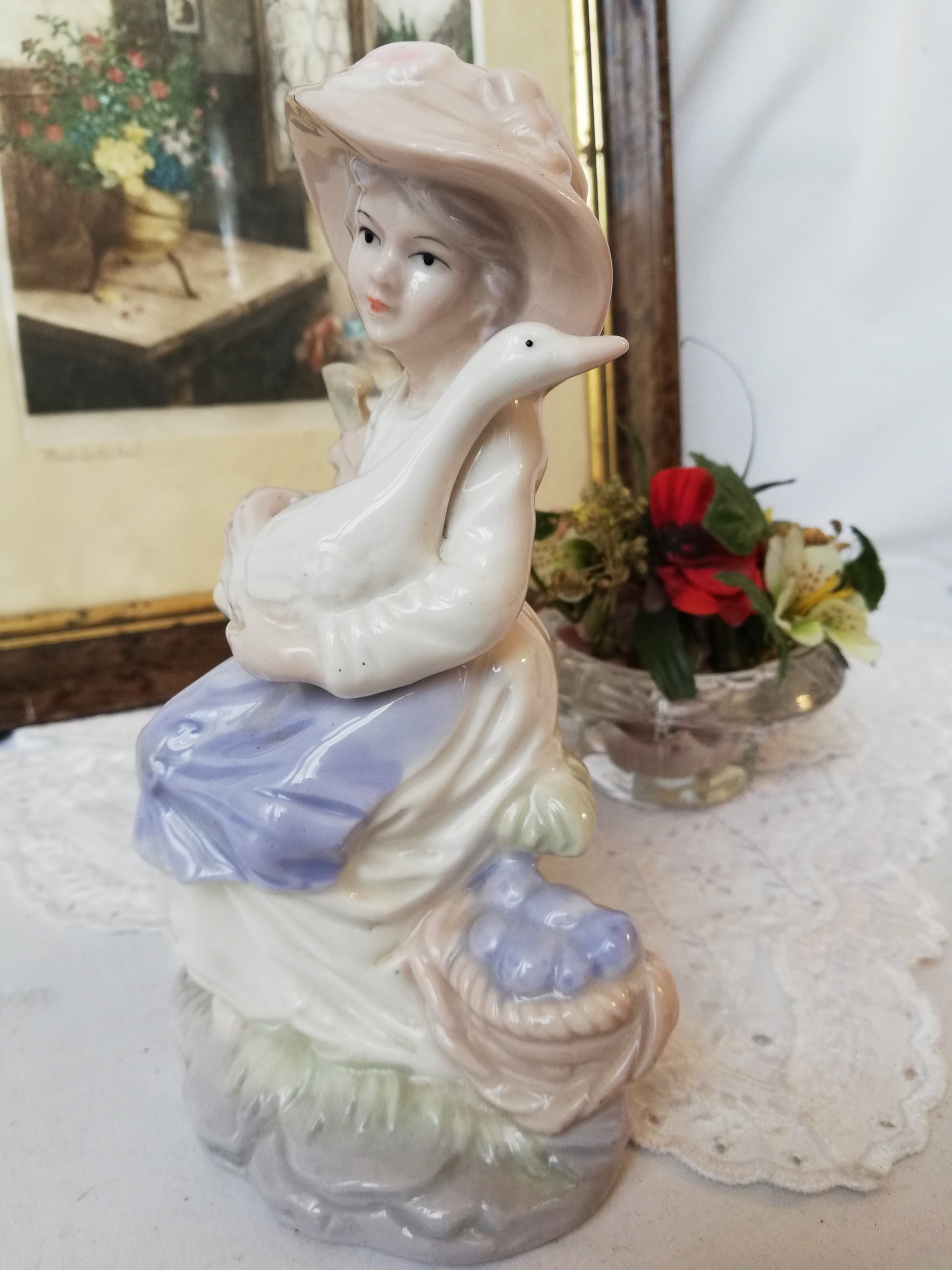 Porzellanfigur Mädchen mit Gans auf Stein. Ansicht vorne rechts.