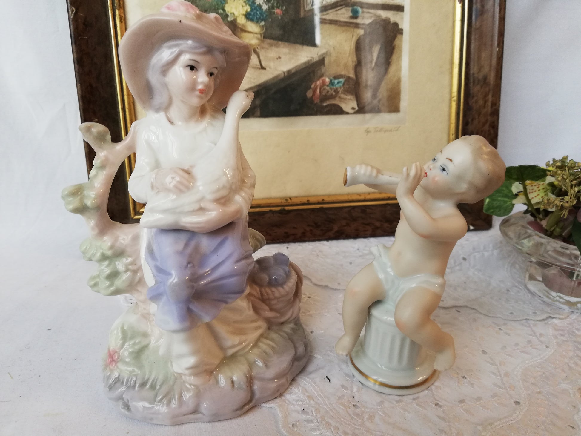 Porzellanfigur Mädchen mit Gans auf Stein. Zusammen mit Flöte spielendem Kind.