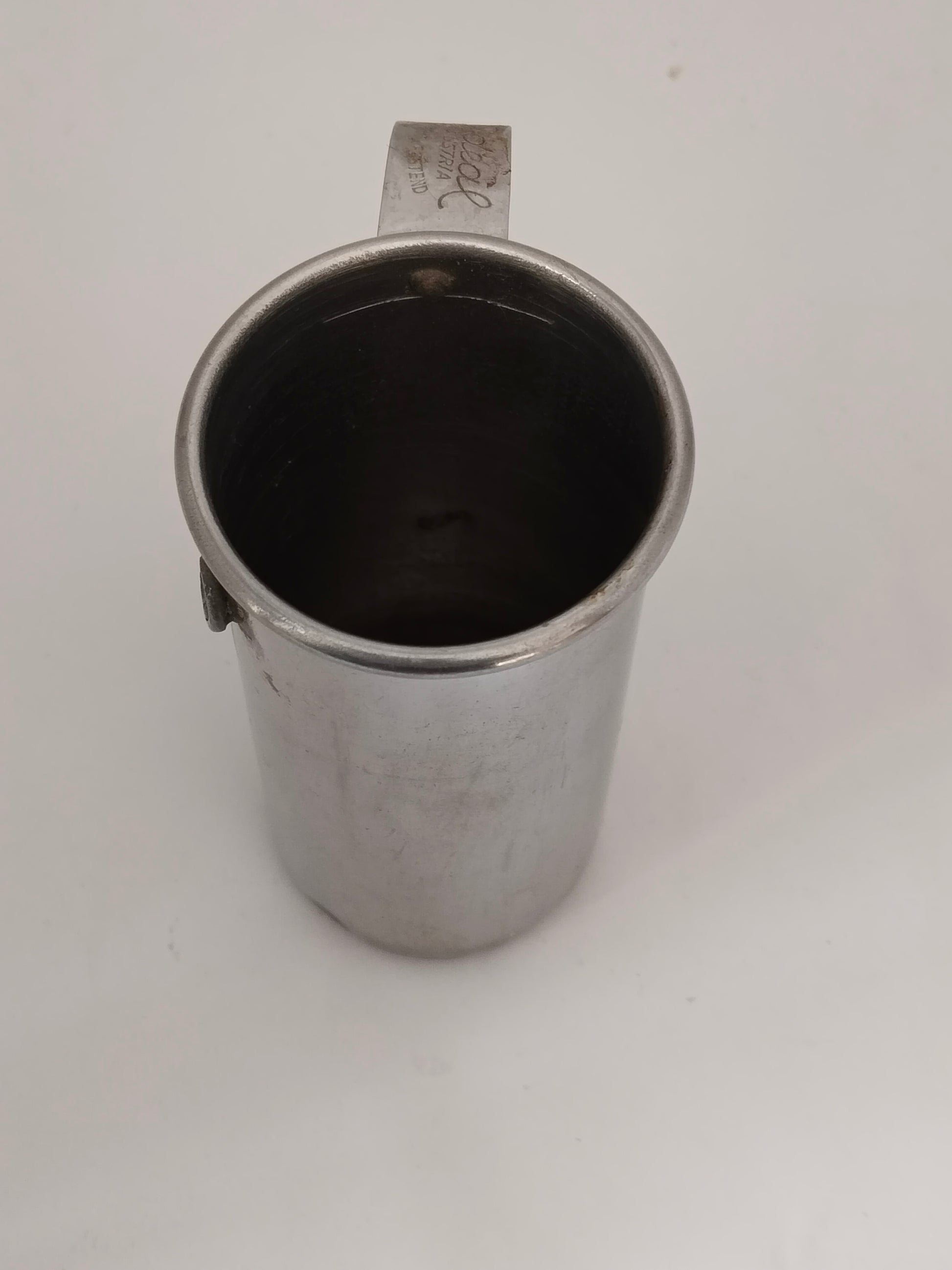 Antiker Messbecher 1/8 Liter Ideal Austria mit Aufnahme schräg oben