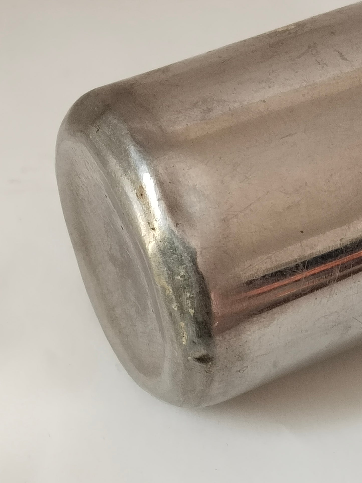 Antiker Messbecher 1/8 Liter Ideal Austria mit Detailaufnahme des unteren Teils und des Bodens.