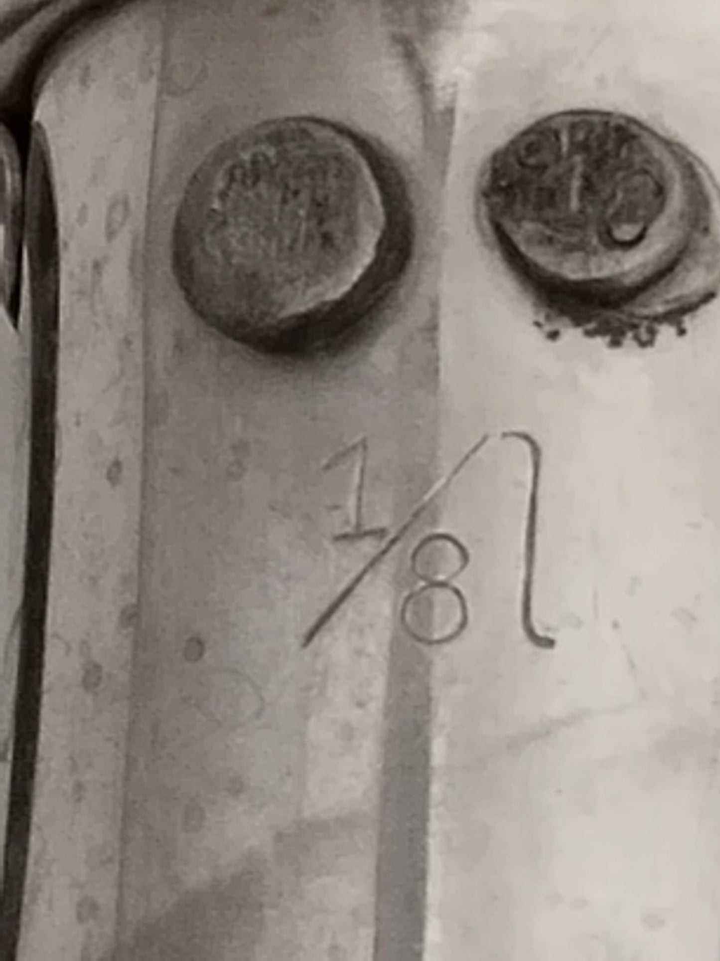 Antiker Messbecher 1/8 Liter Ideal Austria mit vergrößerter Punze und dem Schriftzug 1/8 l