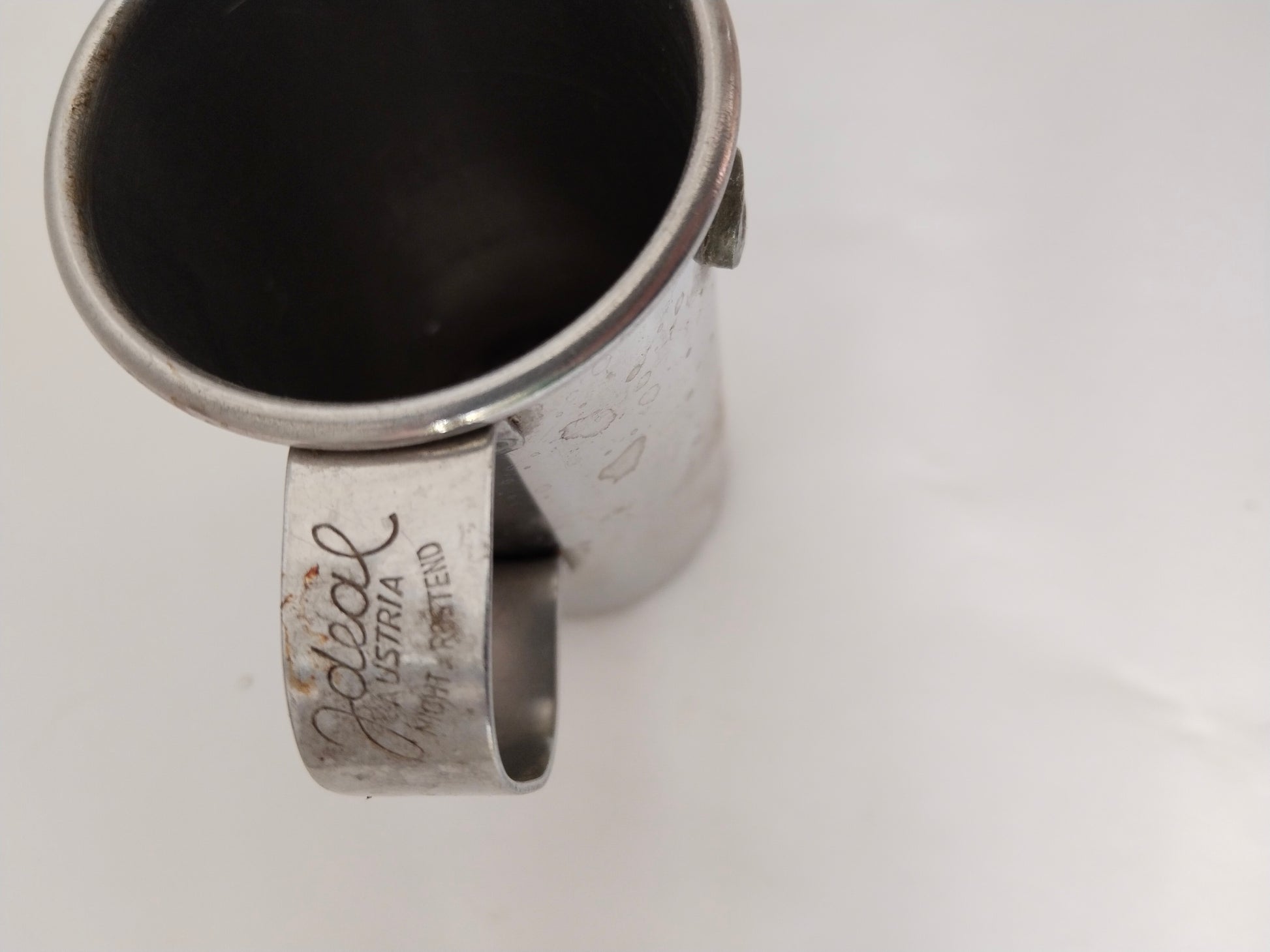 Antiker Messbecher 1/8 Liter Ideal Austria von oben mit Henkel und der Aufschrift "Ideal Austria"