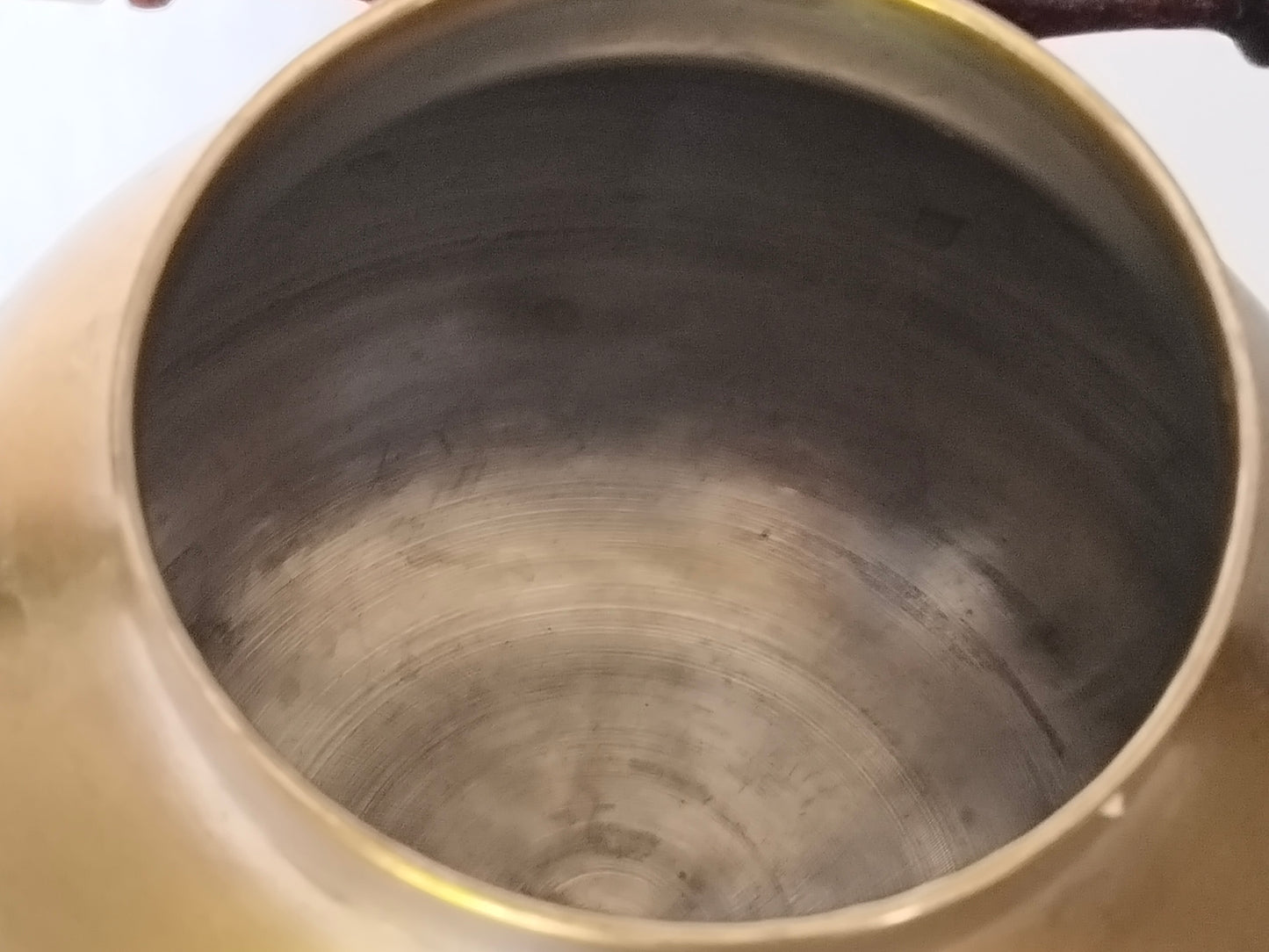 Innenansicht Messingkessel – dunkle Oxidation typisch für benutztes Messing, Vintage Teekanne Zustandsdokumentation