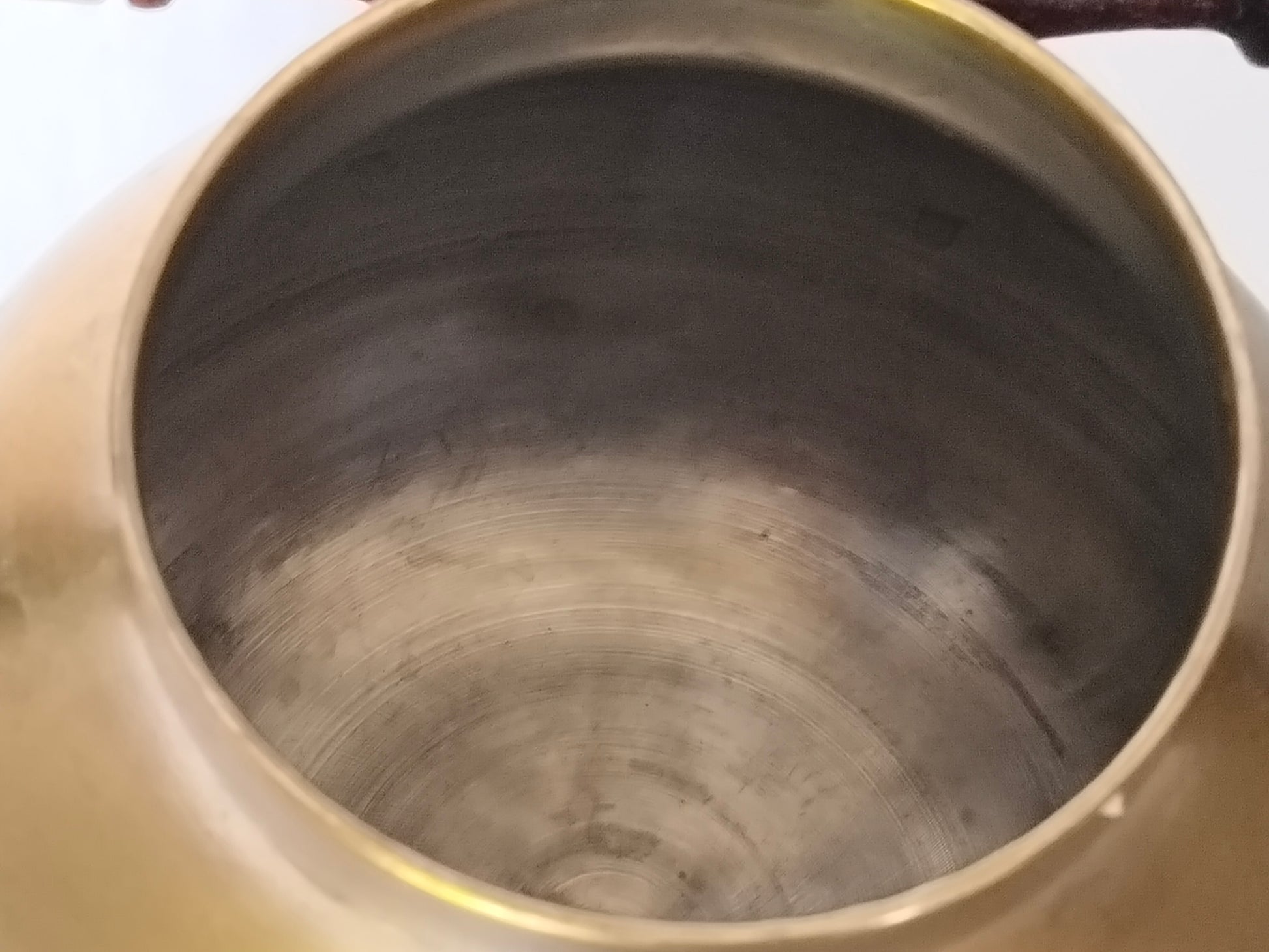 Innenansicht Messingkessel – dunkle Oxidation typisch für benutztes Messing, Vintage Teekanne Zustandsdokumentation