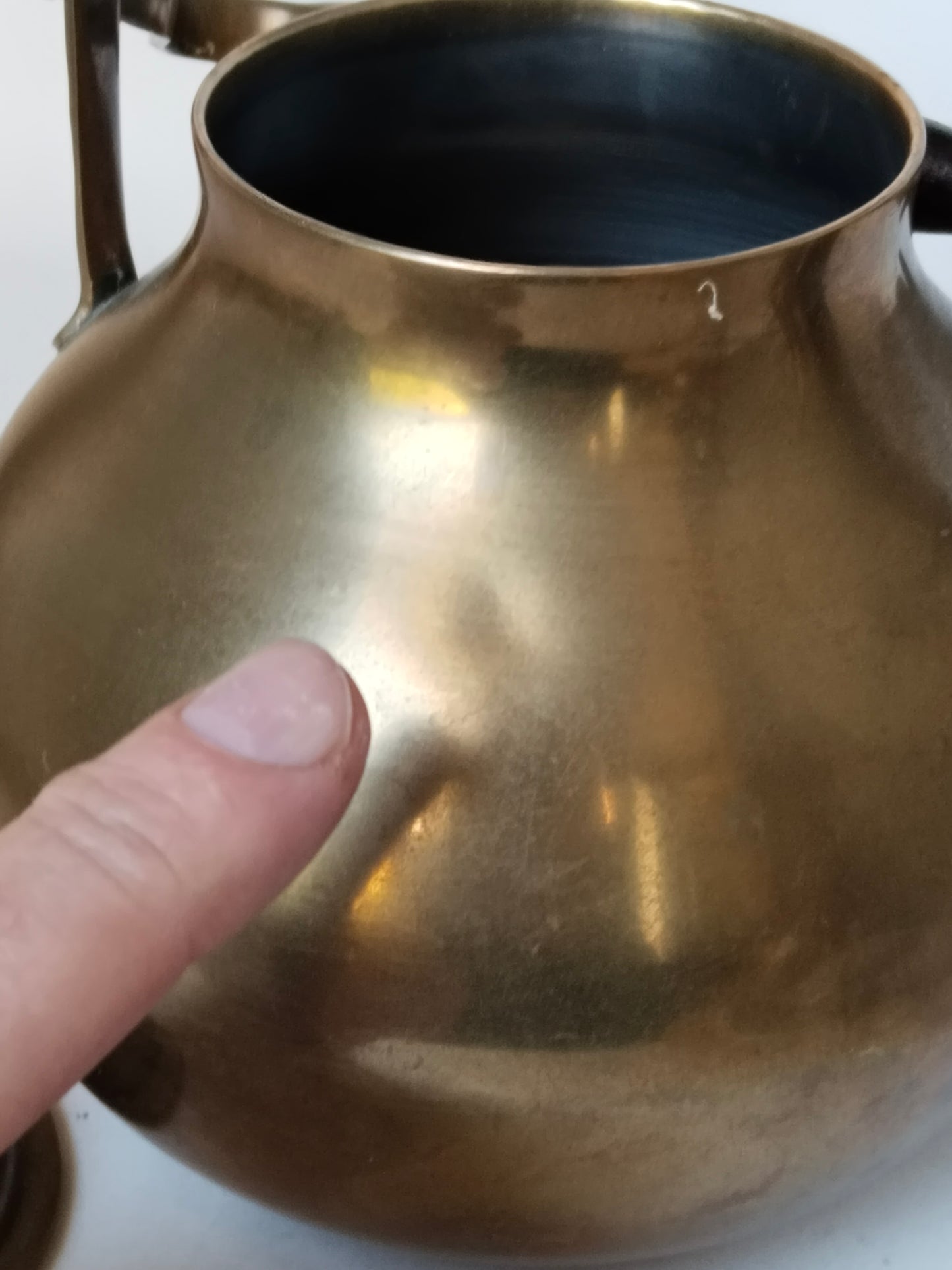 Detailaufnahme Delle am Kessel – kleine Verformung am oberen Kesselkörper, ehrlicher Vintage-Zustand, Messing Teekanne