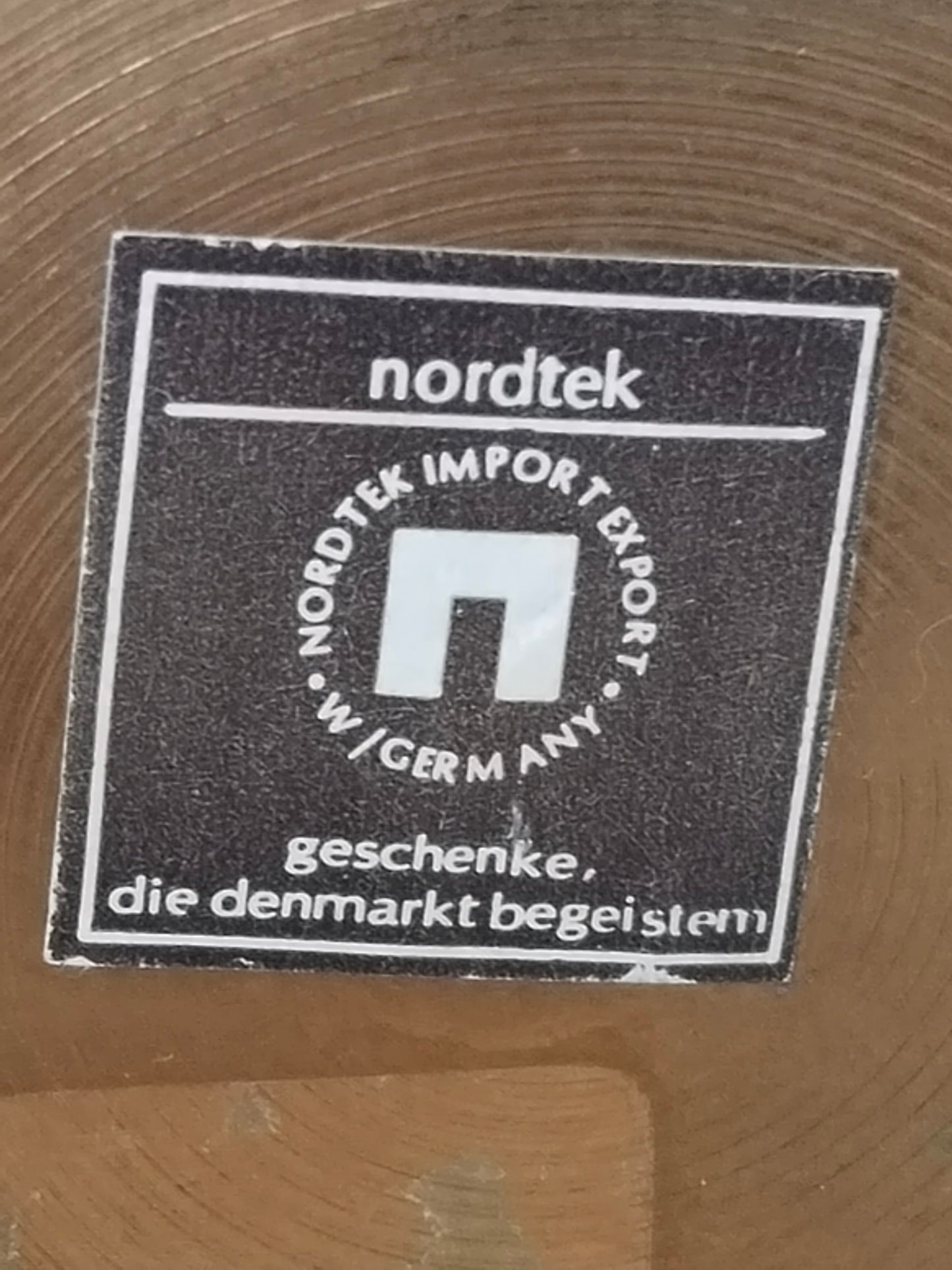 Nahaufnahme Nordtek-Bodenetikett – „geschenke, die den markt begeistern", W/Germany Stempel, Herstelleridentifikation
