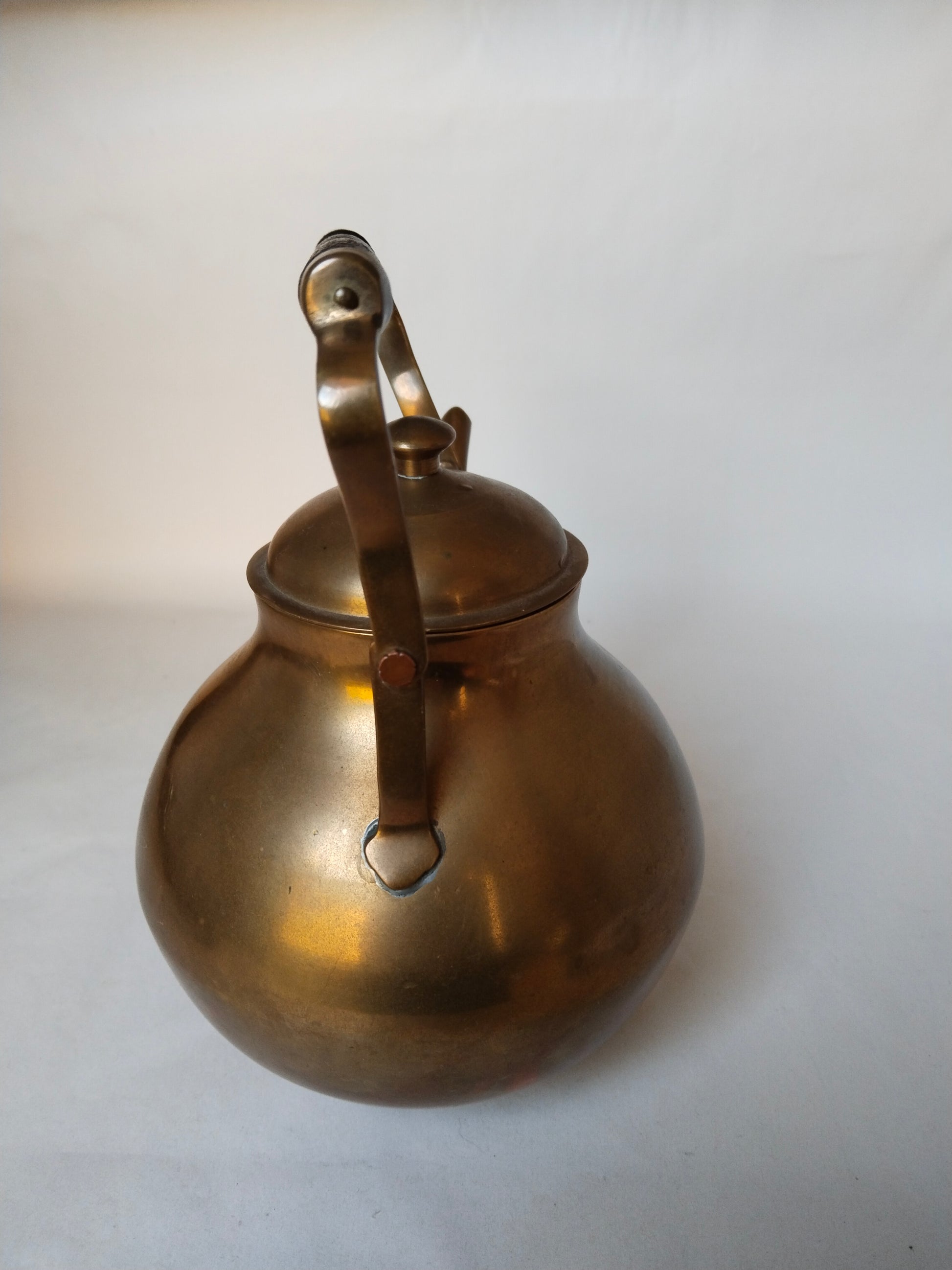 Messing-Teekanne von hinten – Bügelhenkel-Mechanismus, Scharnierdetail, Deckel, Vintage Messingkanne W. Germany