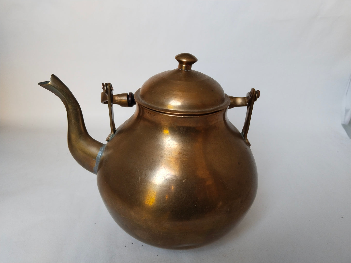 Messing-Teekanne Seitenansicht rechts – Schwanenhalsschnabel und Henkelansatz, kugeliger Kessel, Vintage Goldton
